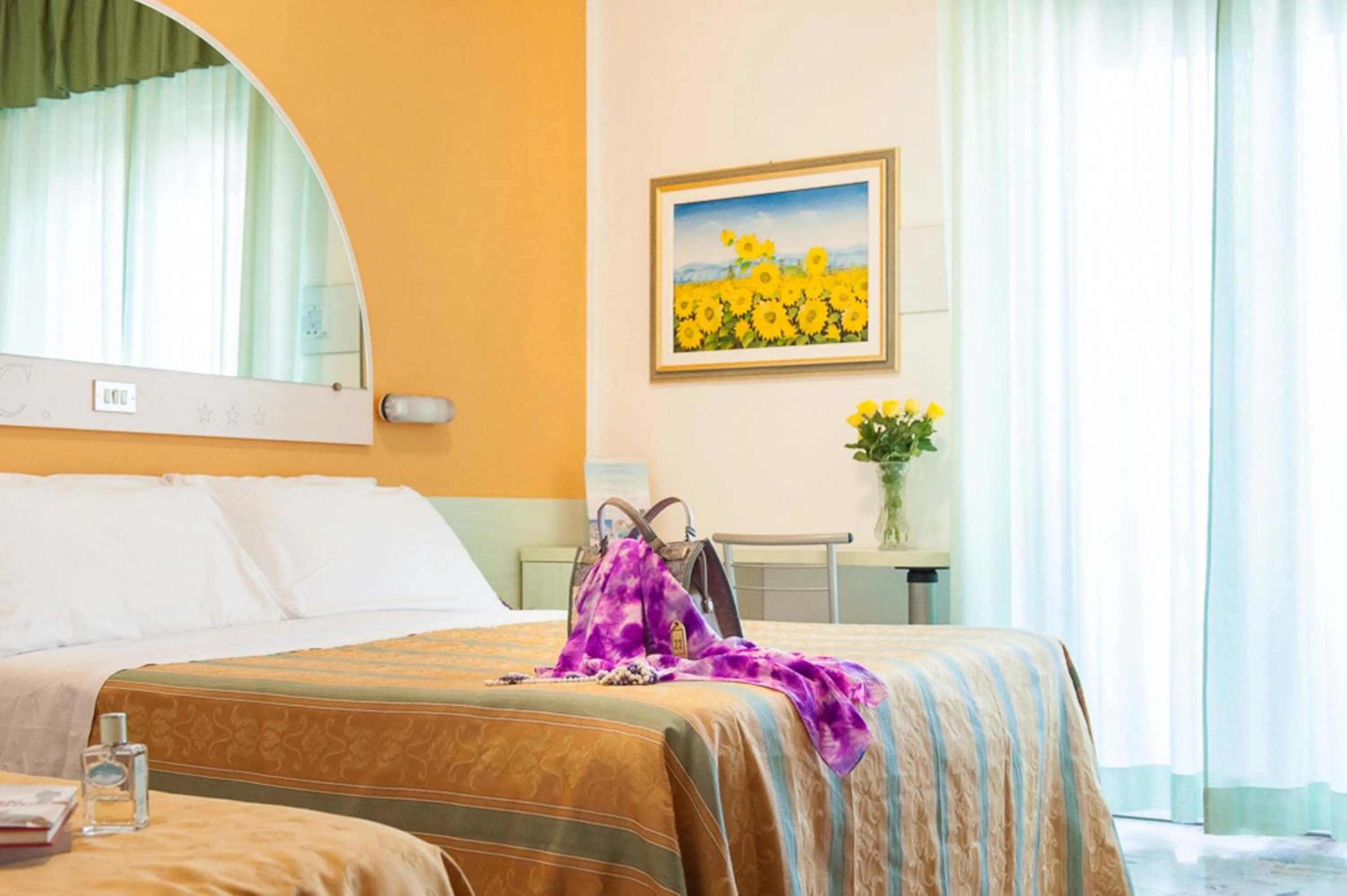 Photo of the whole room, Bed in Hotel Cannes