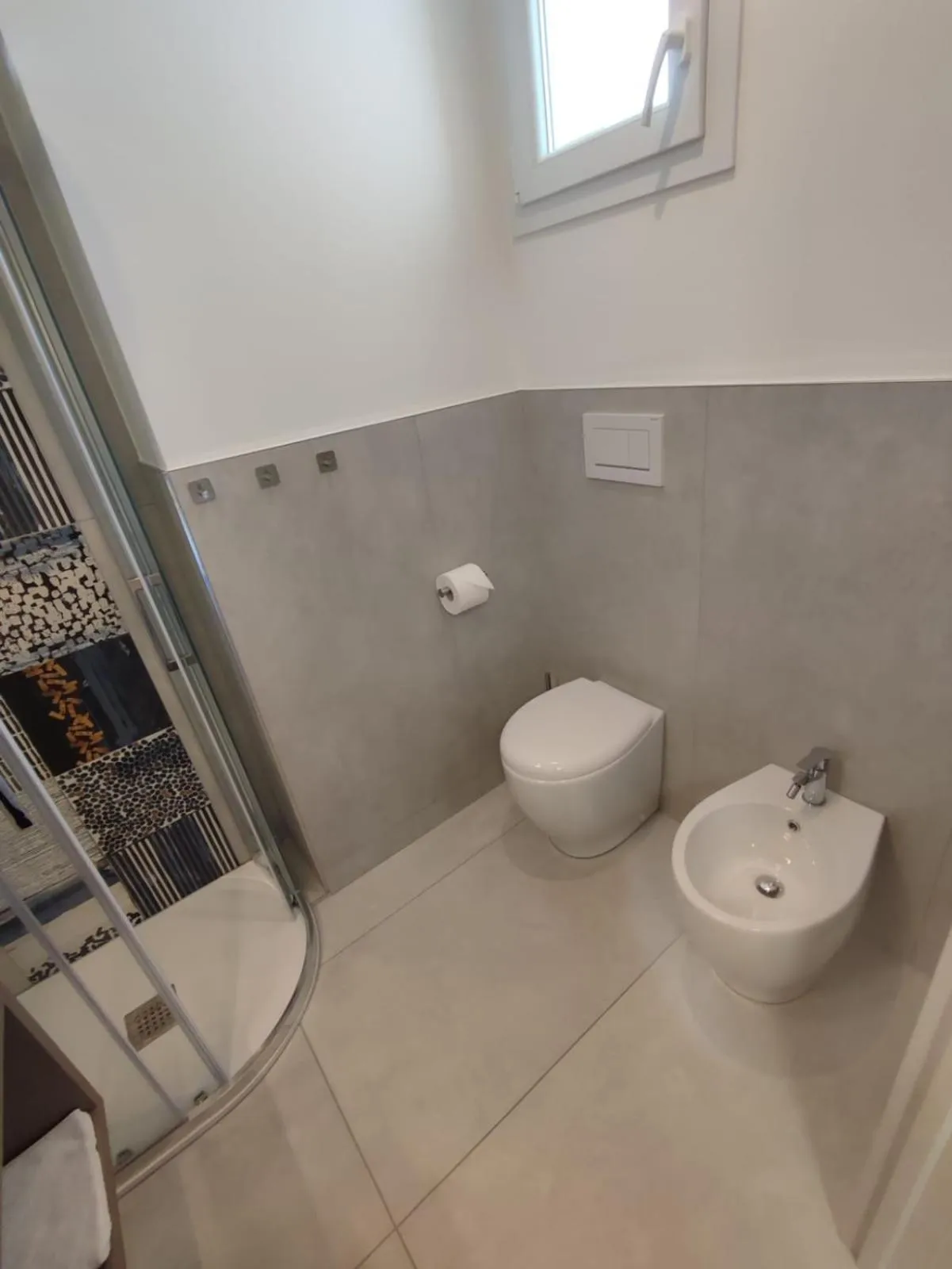 Bathroom in Hotel Cannes