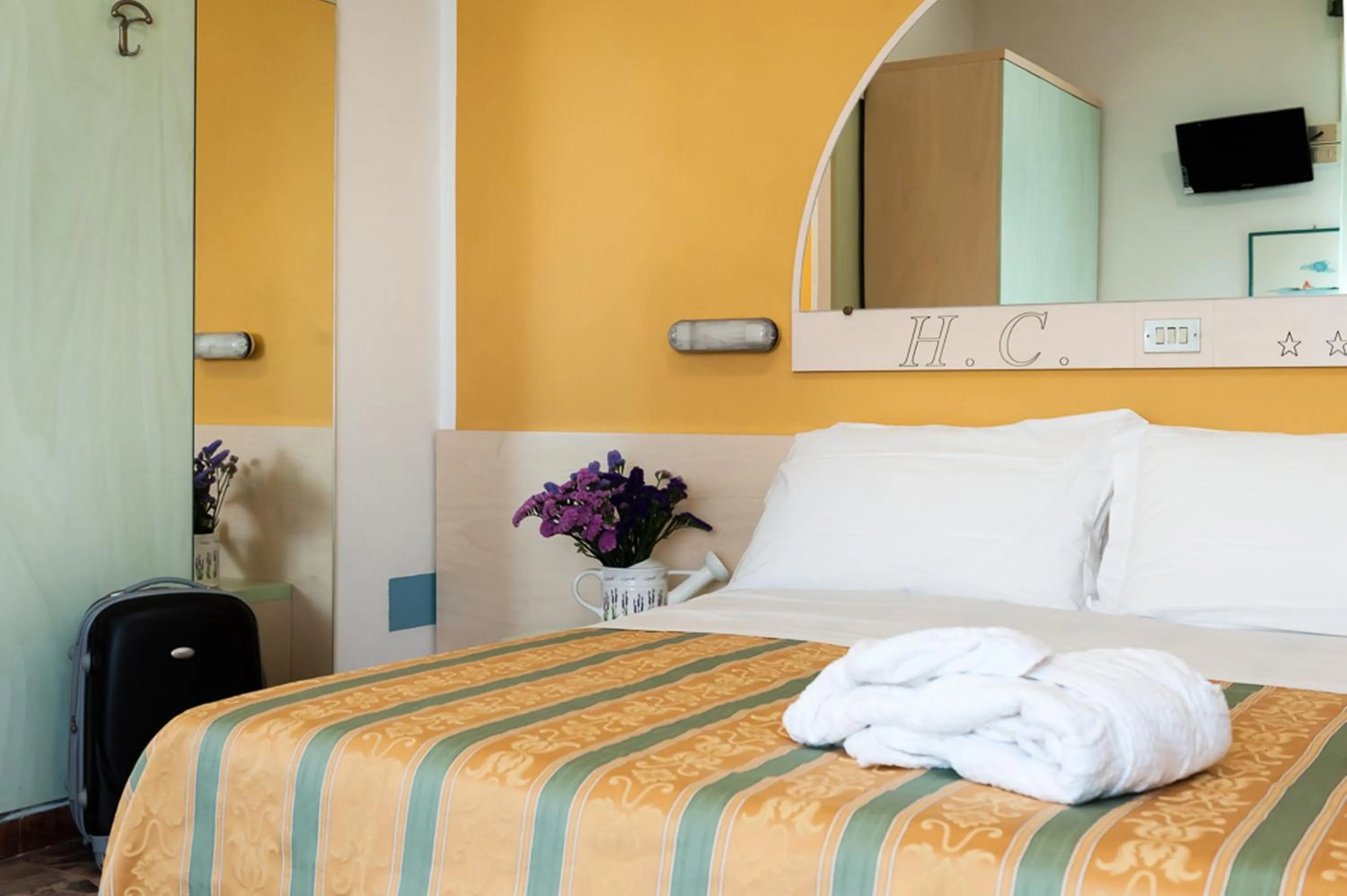 Photo of the whole room, Bed in Hotel Cannes