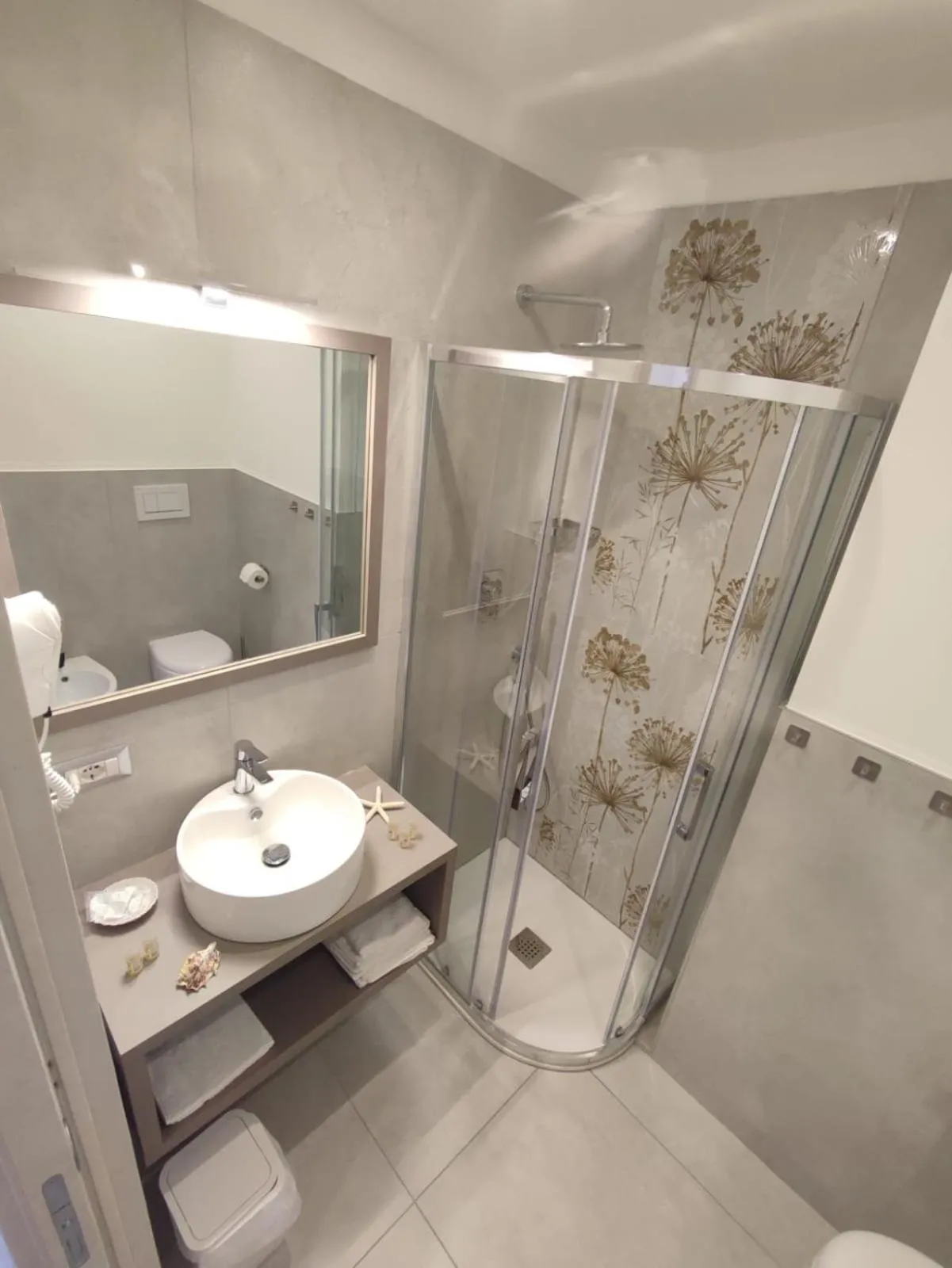 Shower in Hotel Cannes