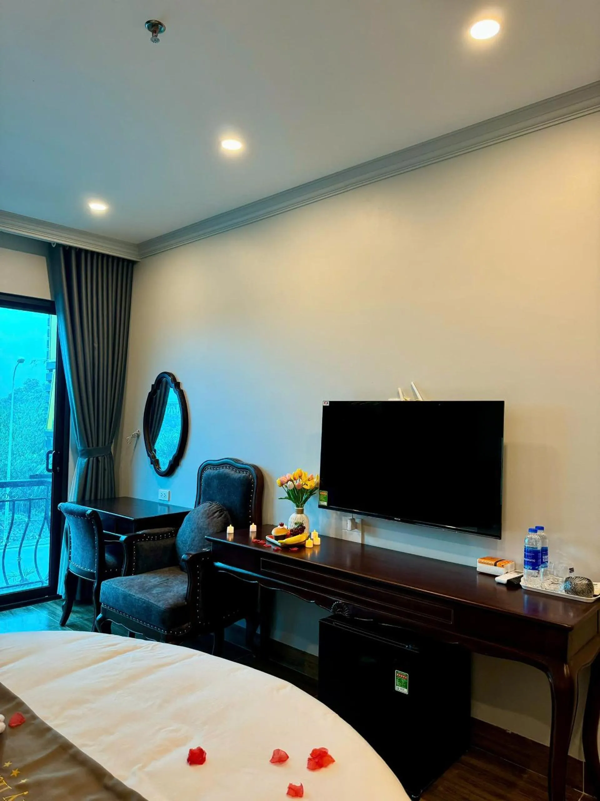 Communal lounge/ TV room, Bed in Luxury Hanoi Hotel