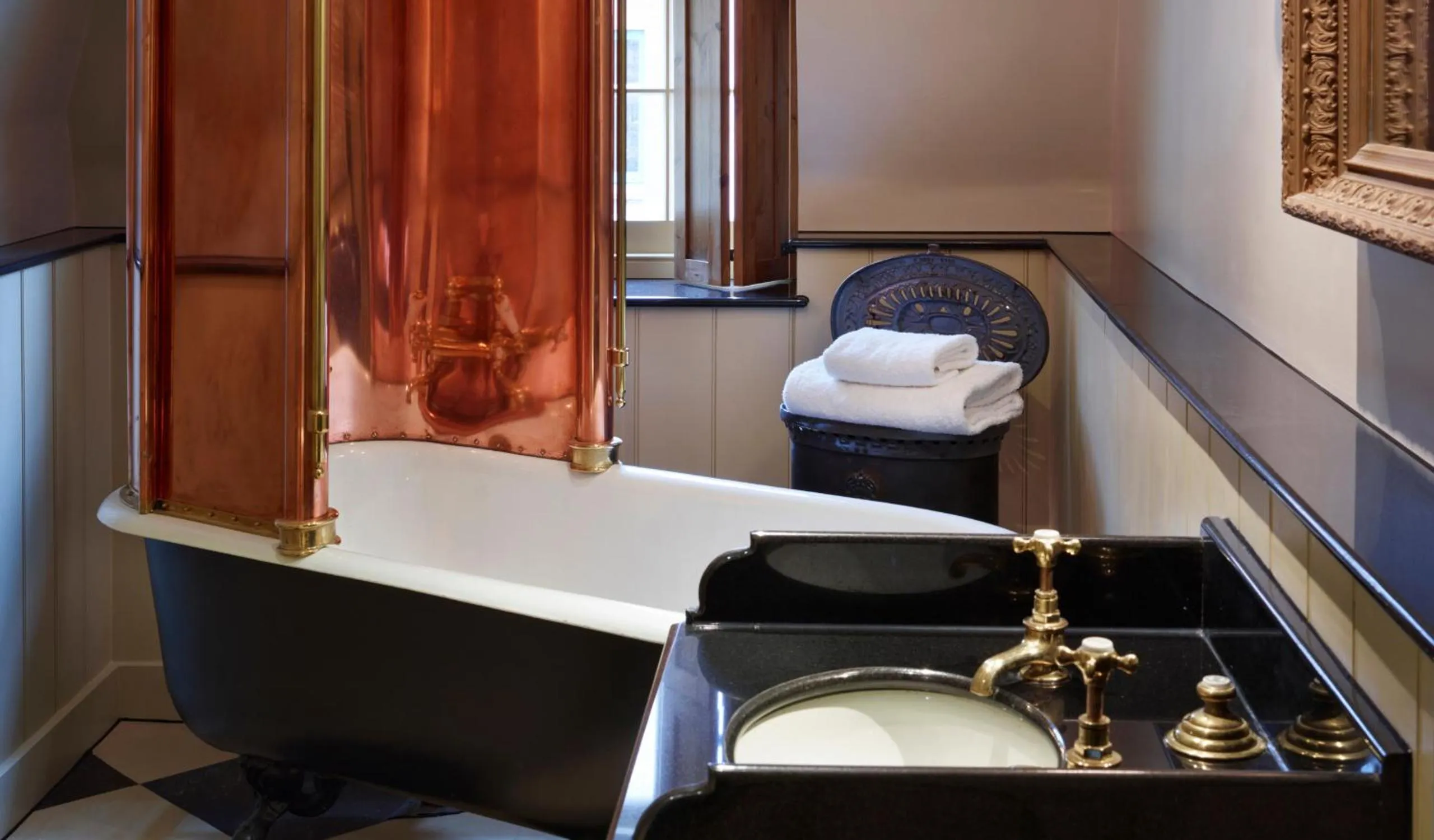 Bathroom, Bed in Batty Langley's