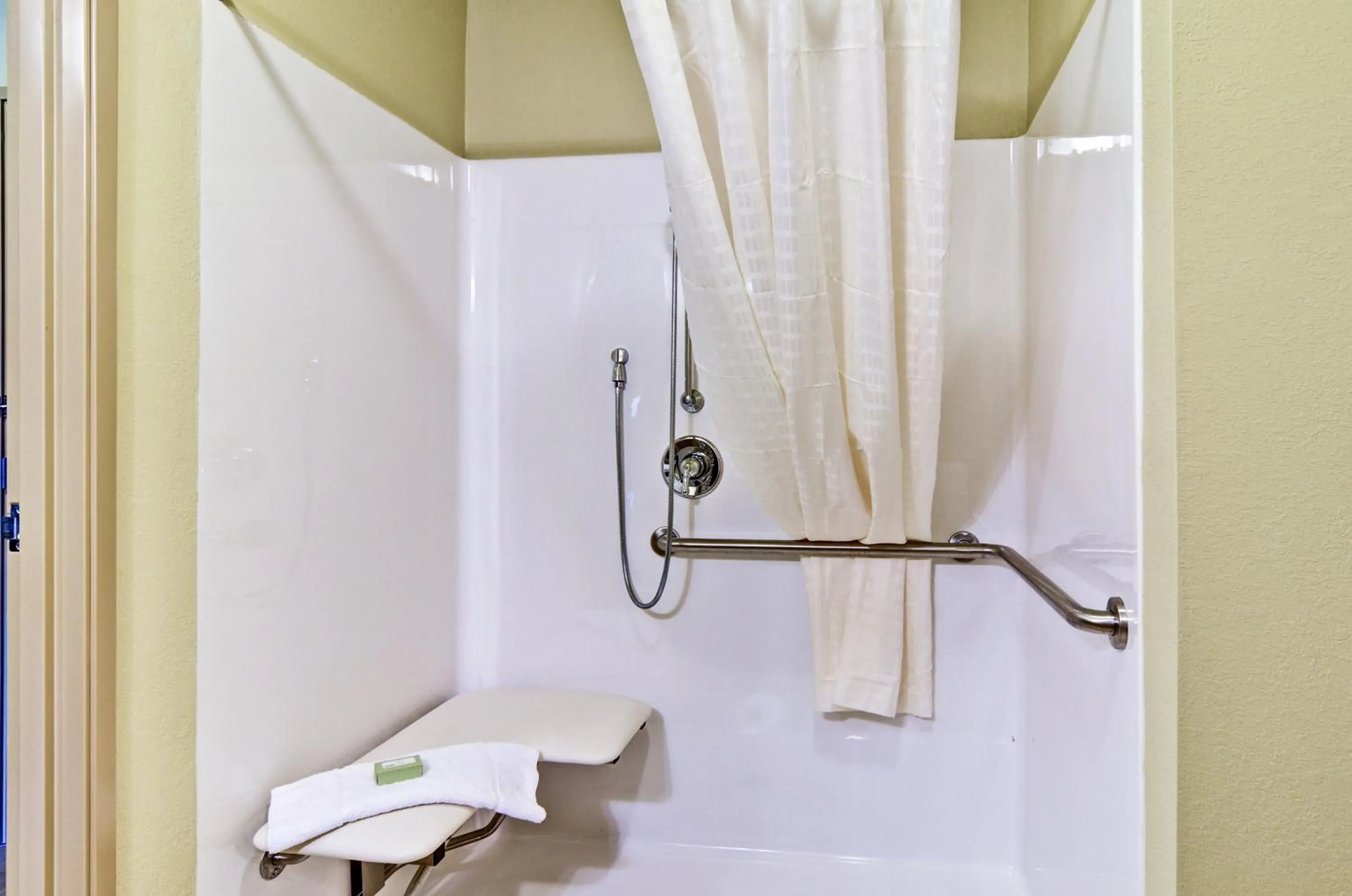 Shower in Cobblestone Inn & Suites - Ambridge