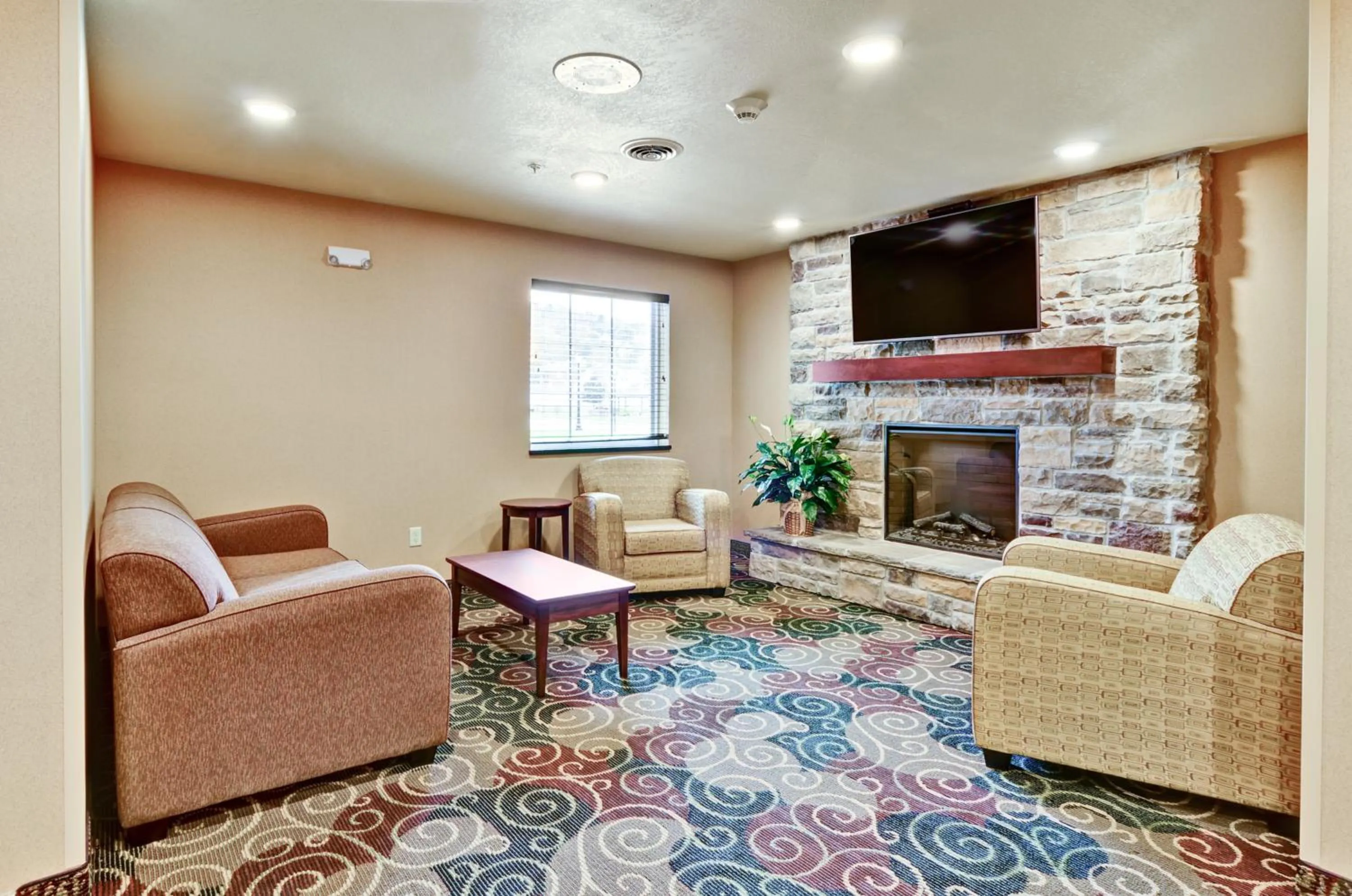 Communal lounge/ TV room in Cobblestone Inn & Suites - Ambridge