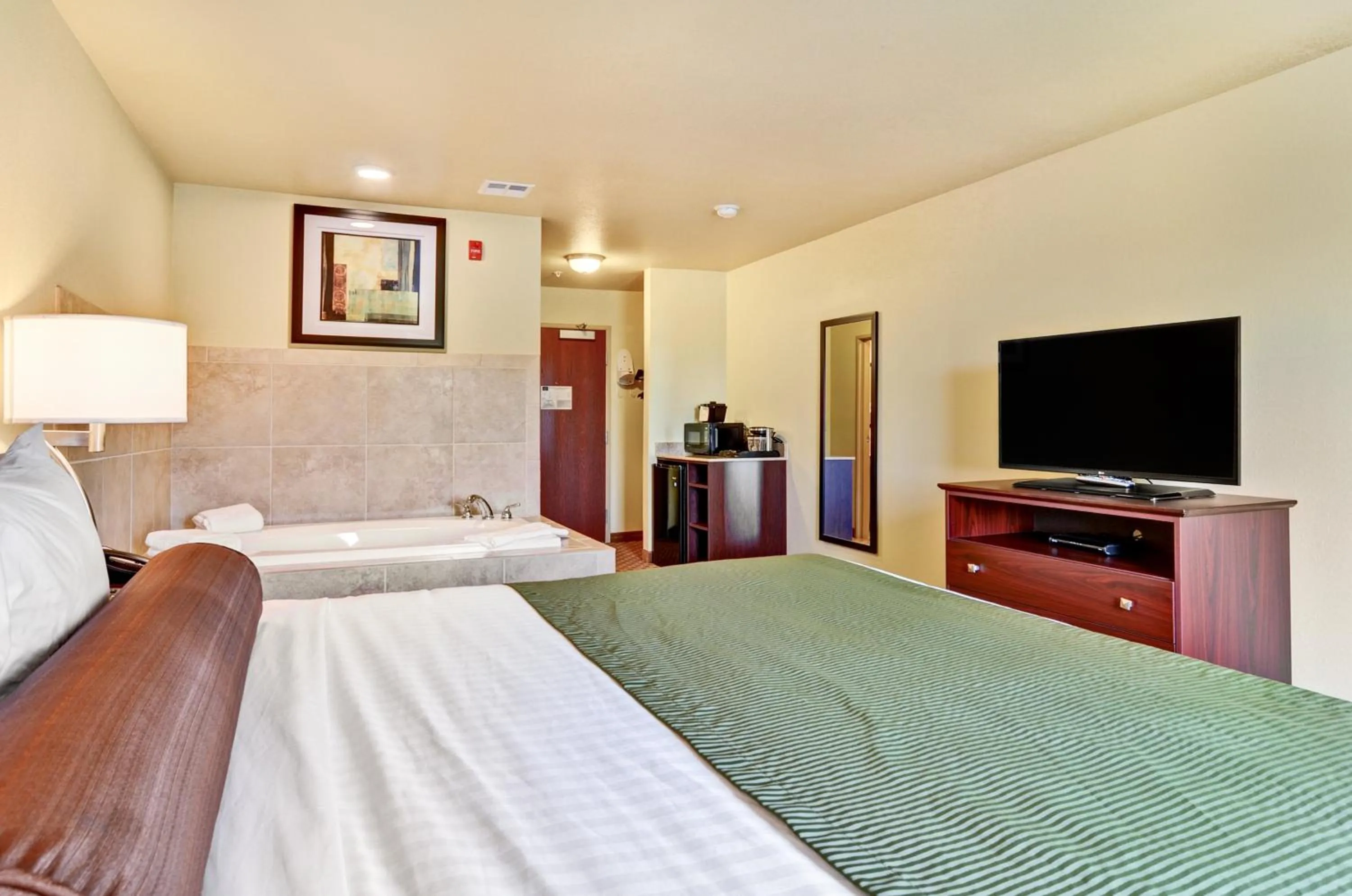 Bed in Cobblestone Inn & Suites - Ambridge