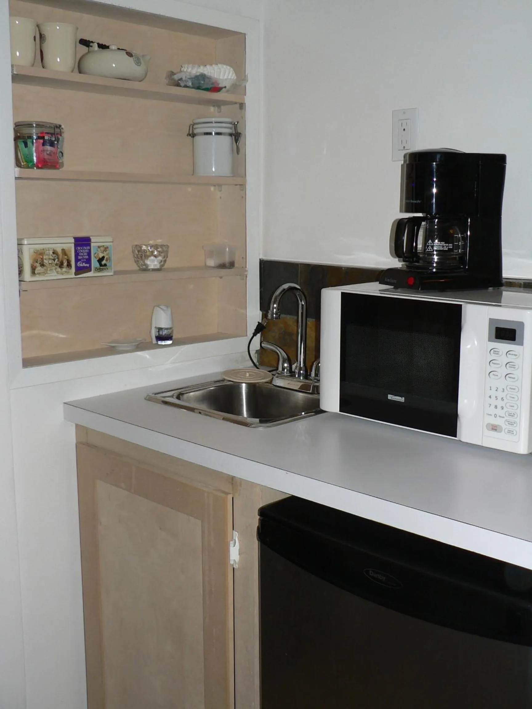 Coffee/tea facilities in Cedar Song B&B
