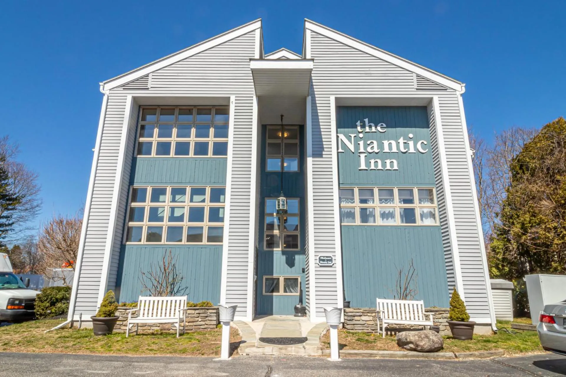 Facade/entrance in The Niantic Inn