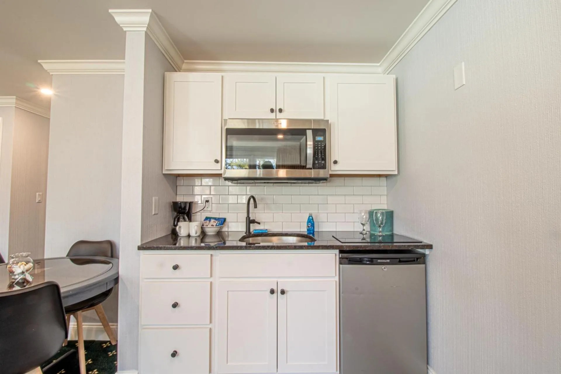 Kitchen or kitchenette in The Niantic Inn