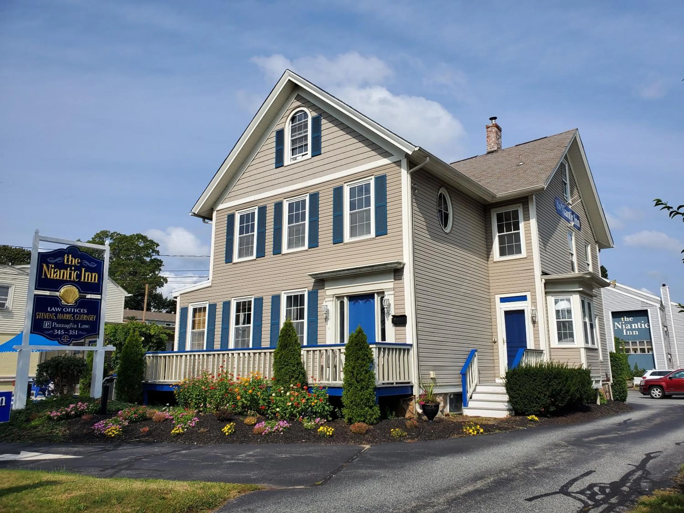 Facade/entrance in The Niantic Inn