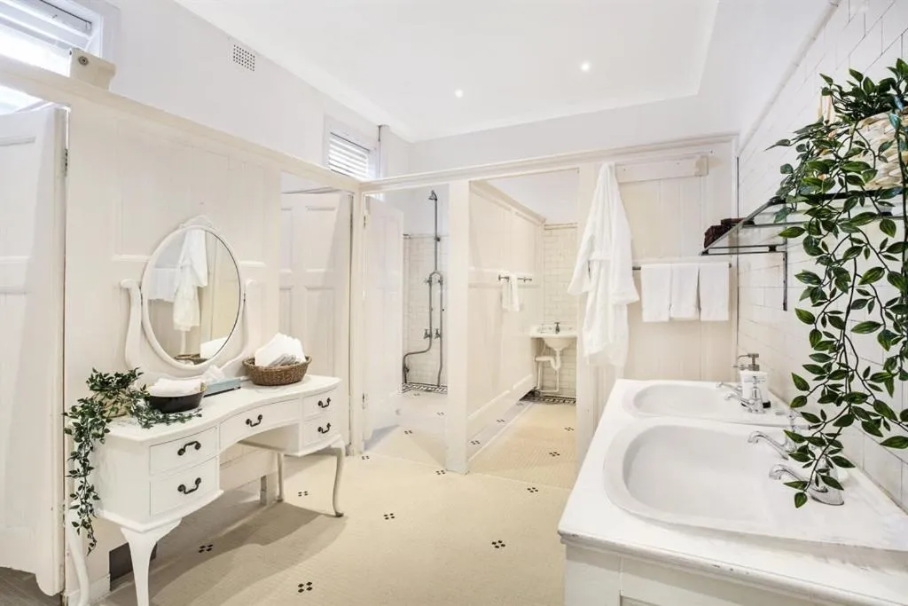 Shower in The Robertson Hotel