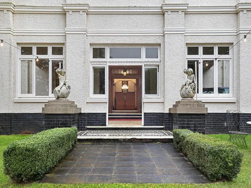 Facade/entrance in The Robertson Hotel