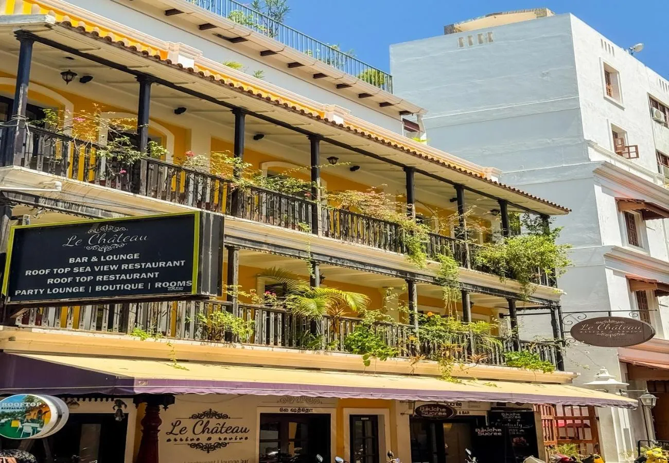 Facade/entrance in Le Chateau