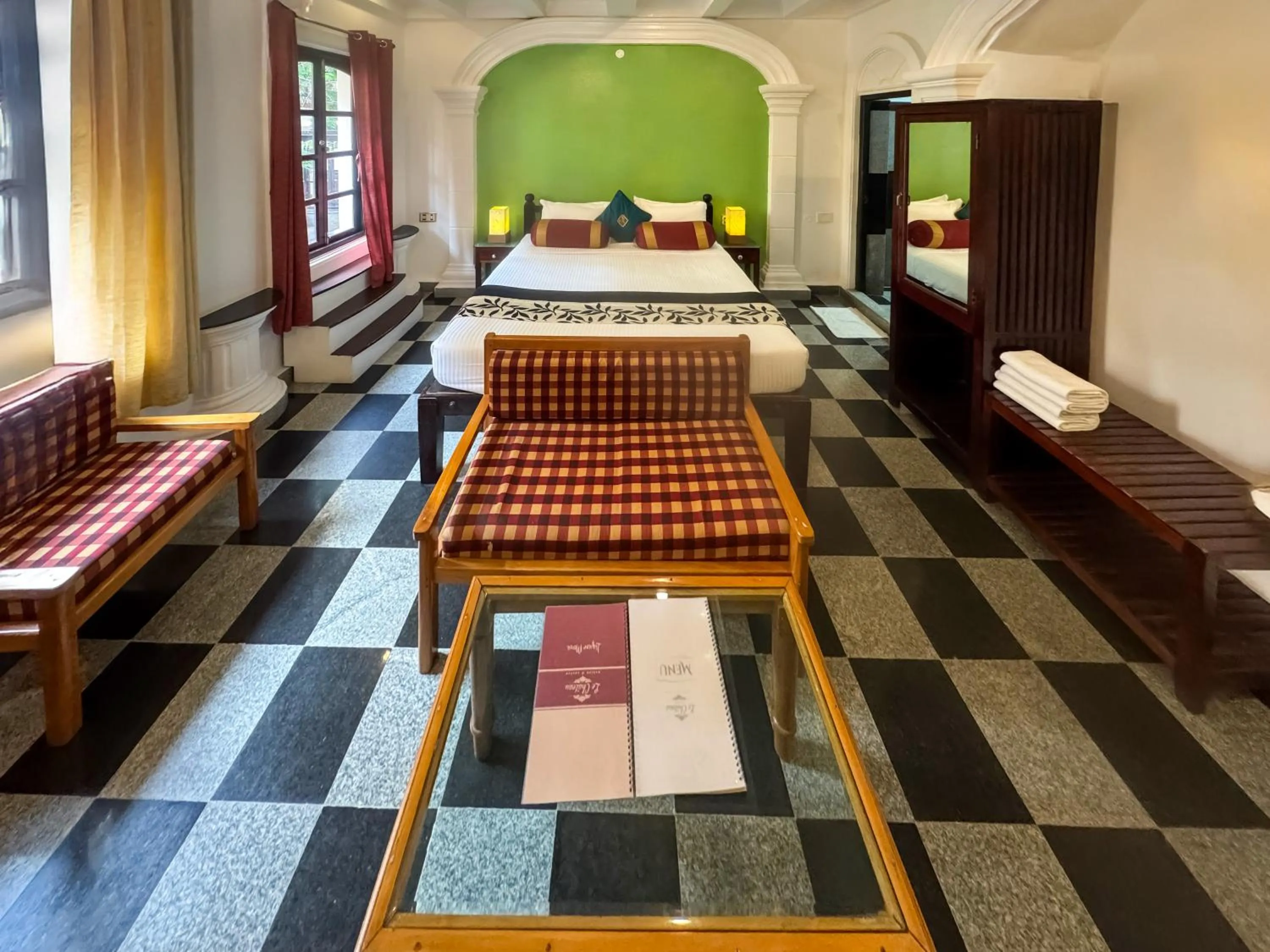 Seating area, Bed in Le Chateau