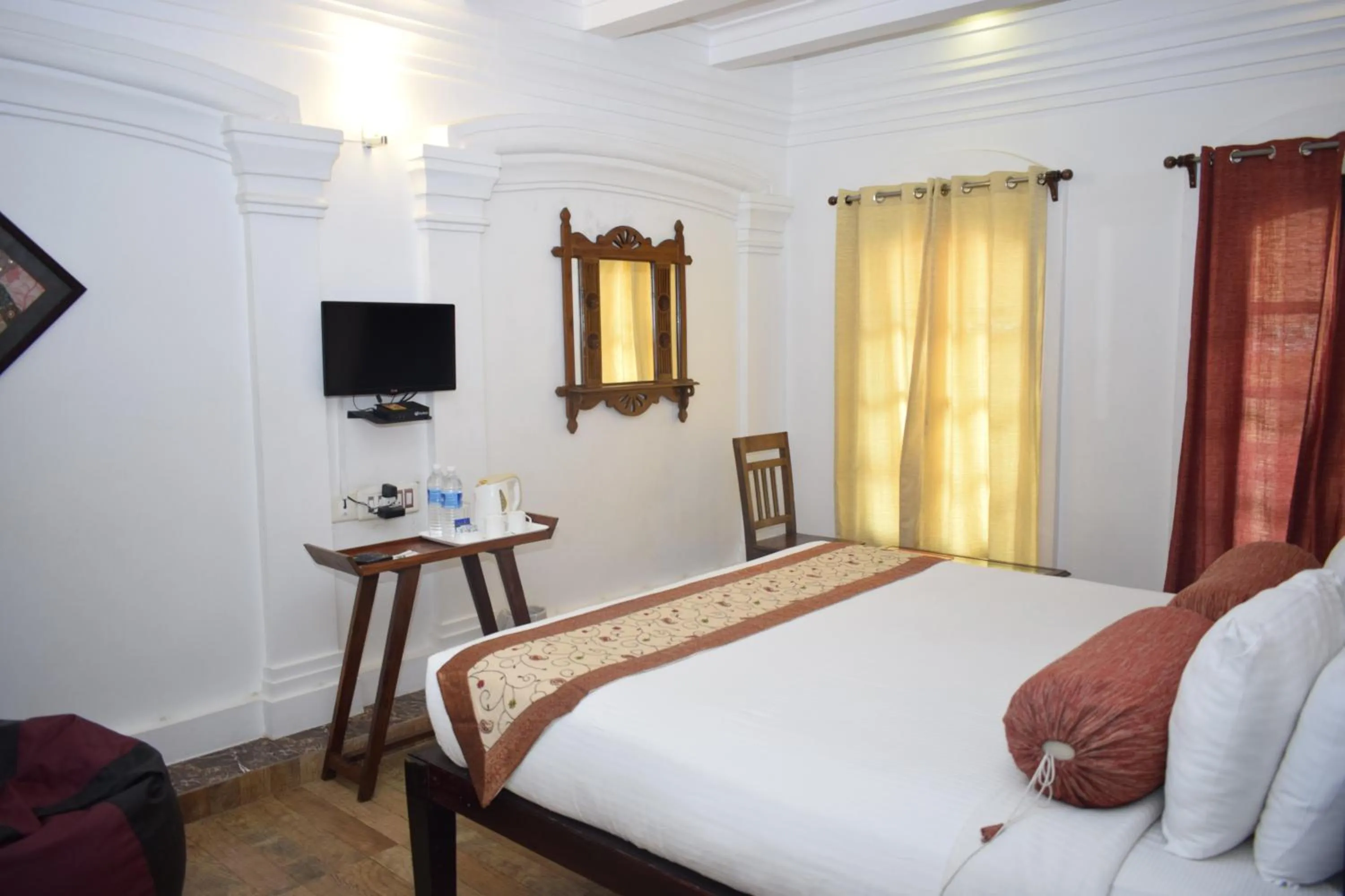 Photo of the whole room, Bed in Le Chateau