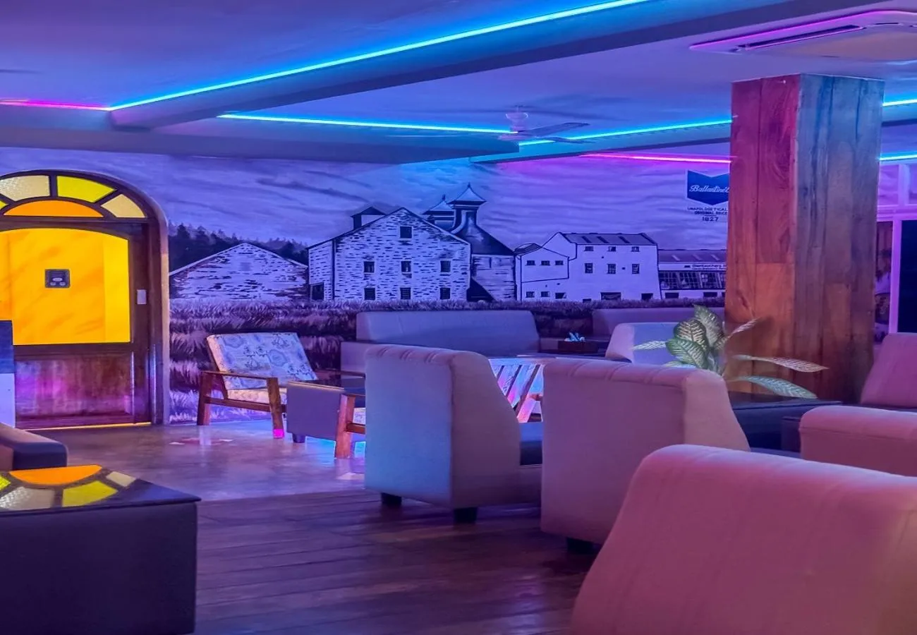 Restaurant/places to eat in Le Chateau