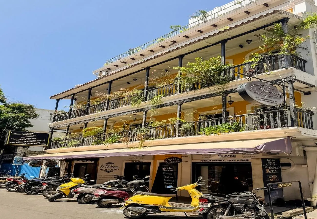 Facade/entrance in Le Chateau