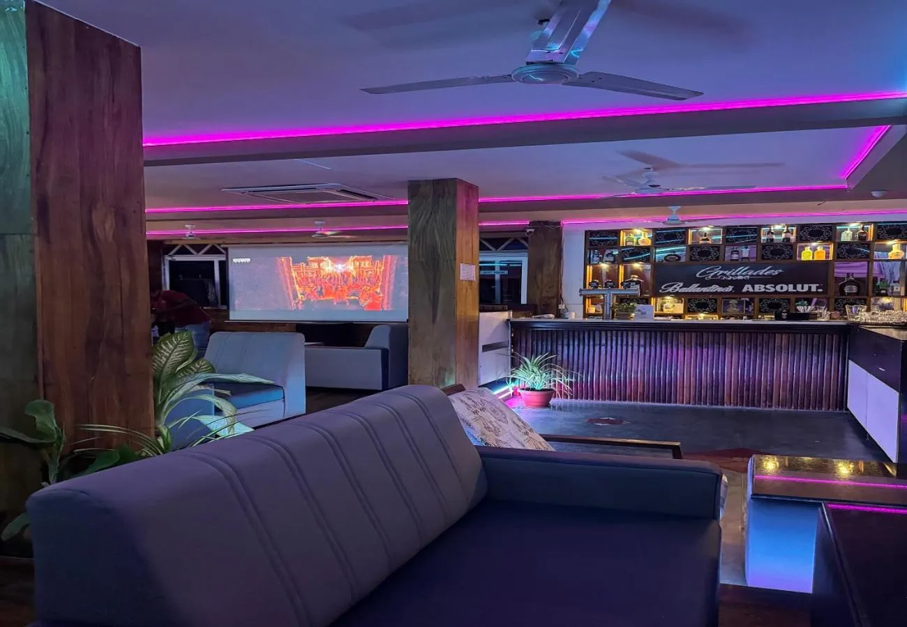 Restaurant/places to eat in Le Chateau