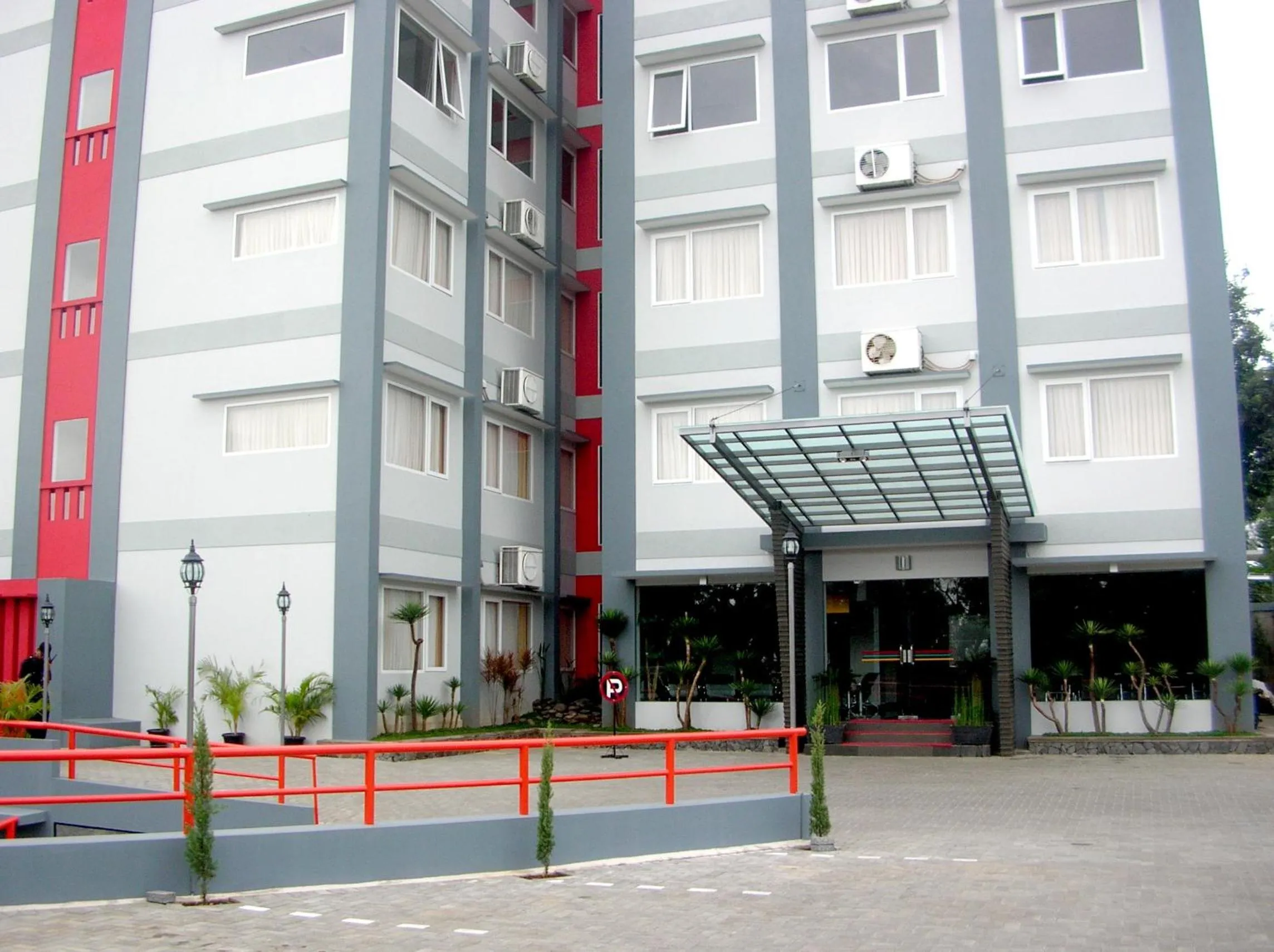 Facade/entrance in Wirton Hotel