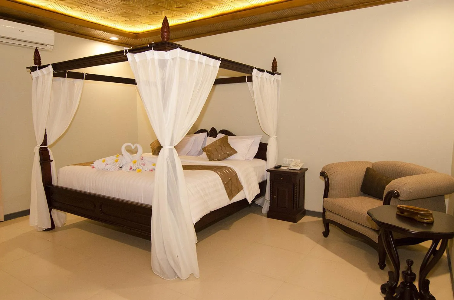 Bed in Syailendra Hotel Syariah