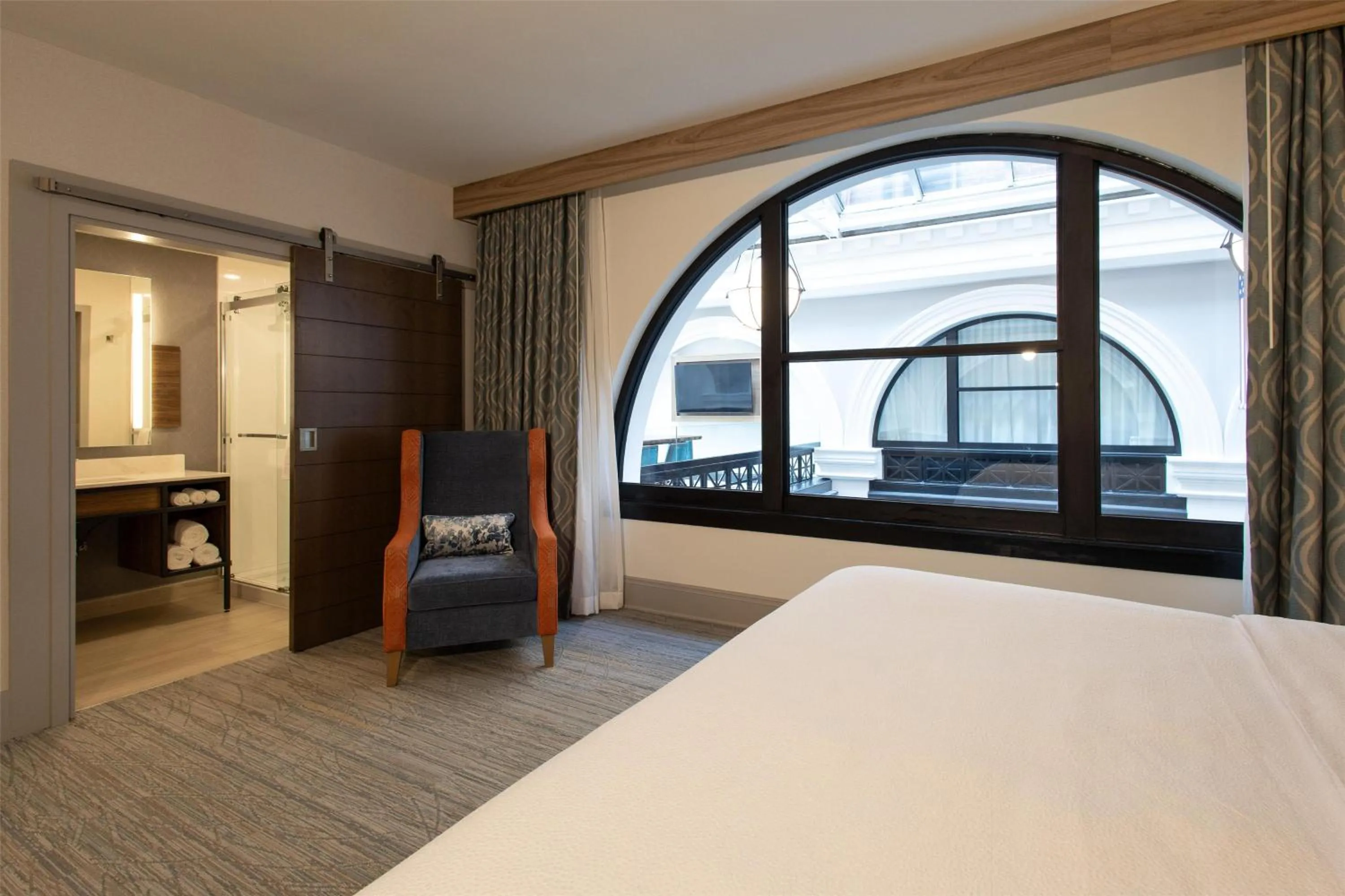 Bathroom, Bed in Hilton Garden Inn Dayton Downtown