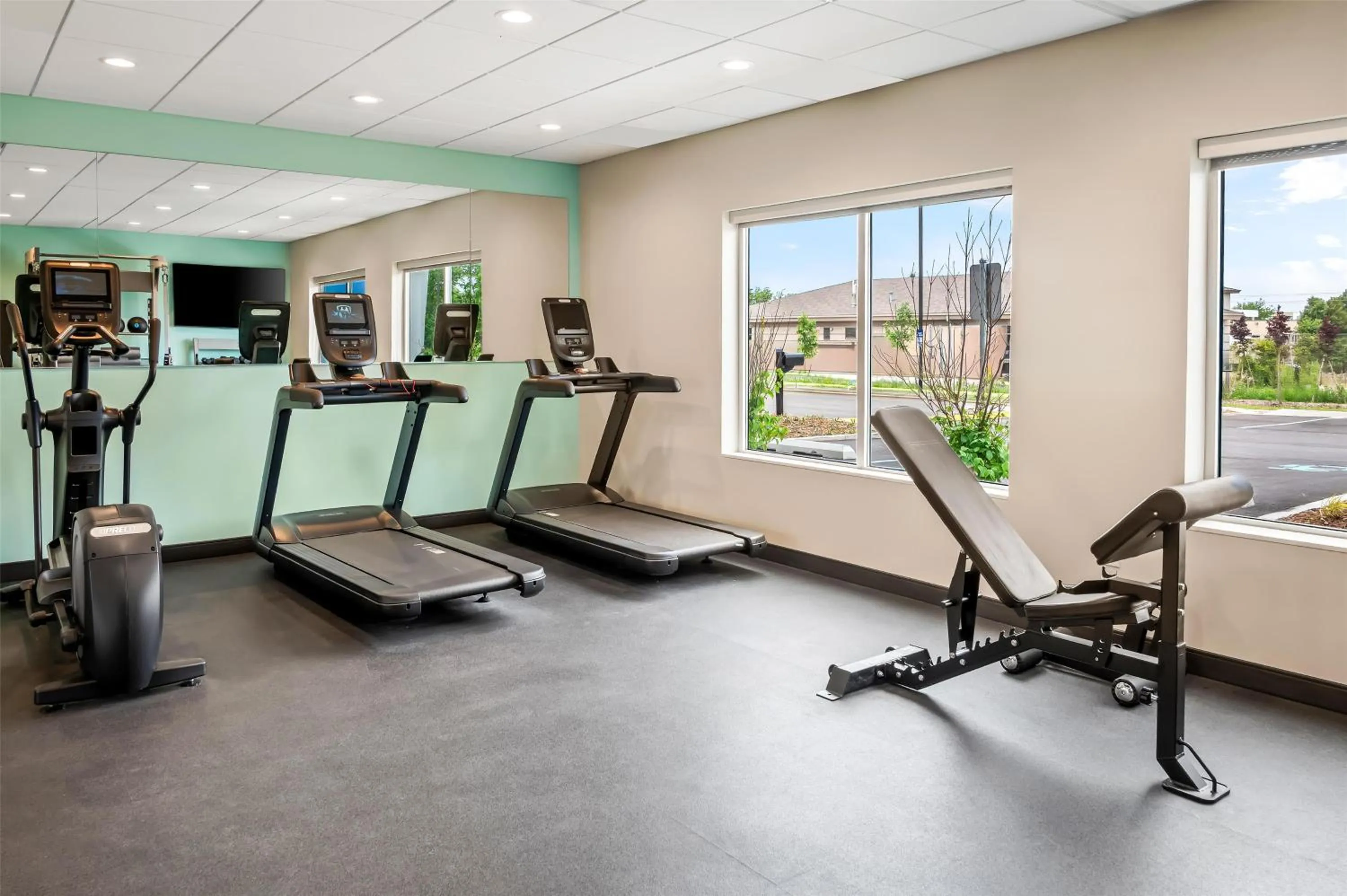 Fitness centre/facilities in Tru By Hilton Holland, Mi