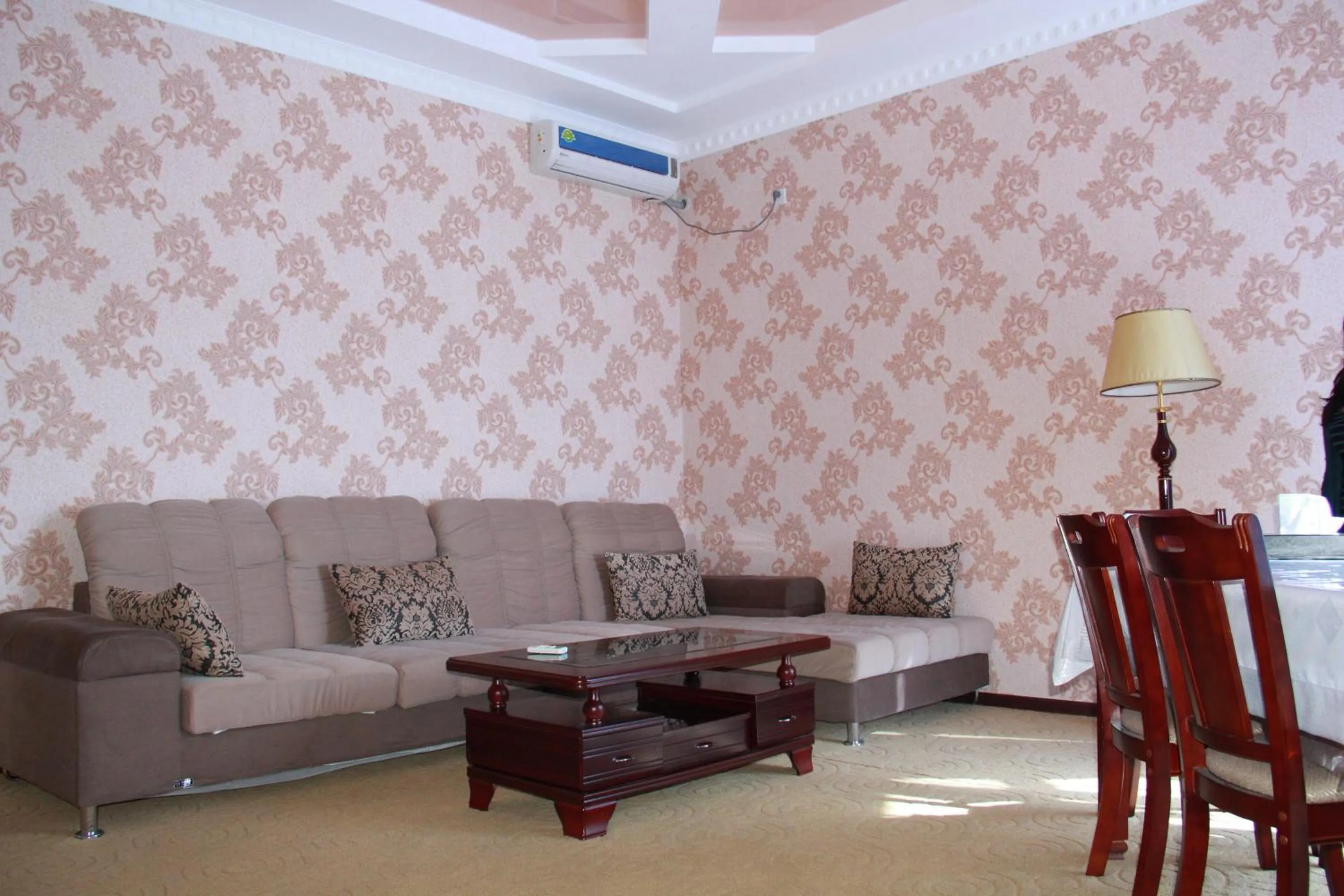 Living room in Firuz Hotel