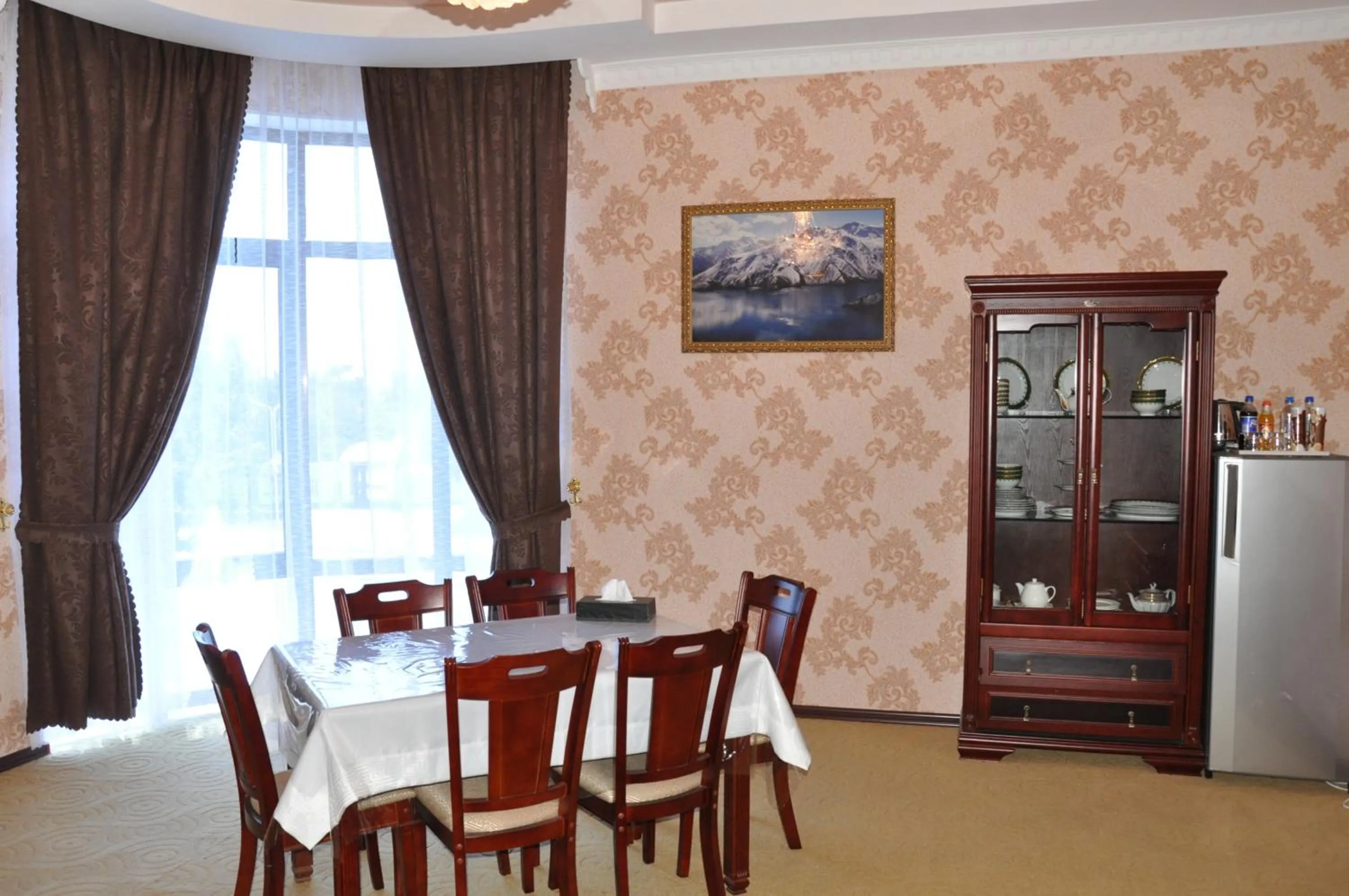 Living room in Firuz Hotel