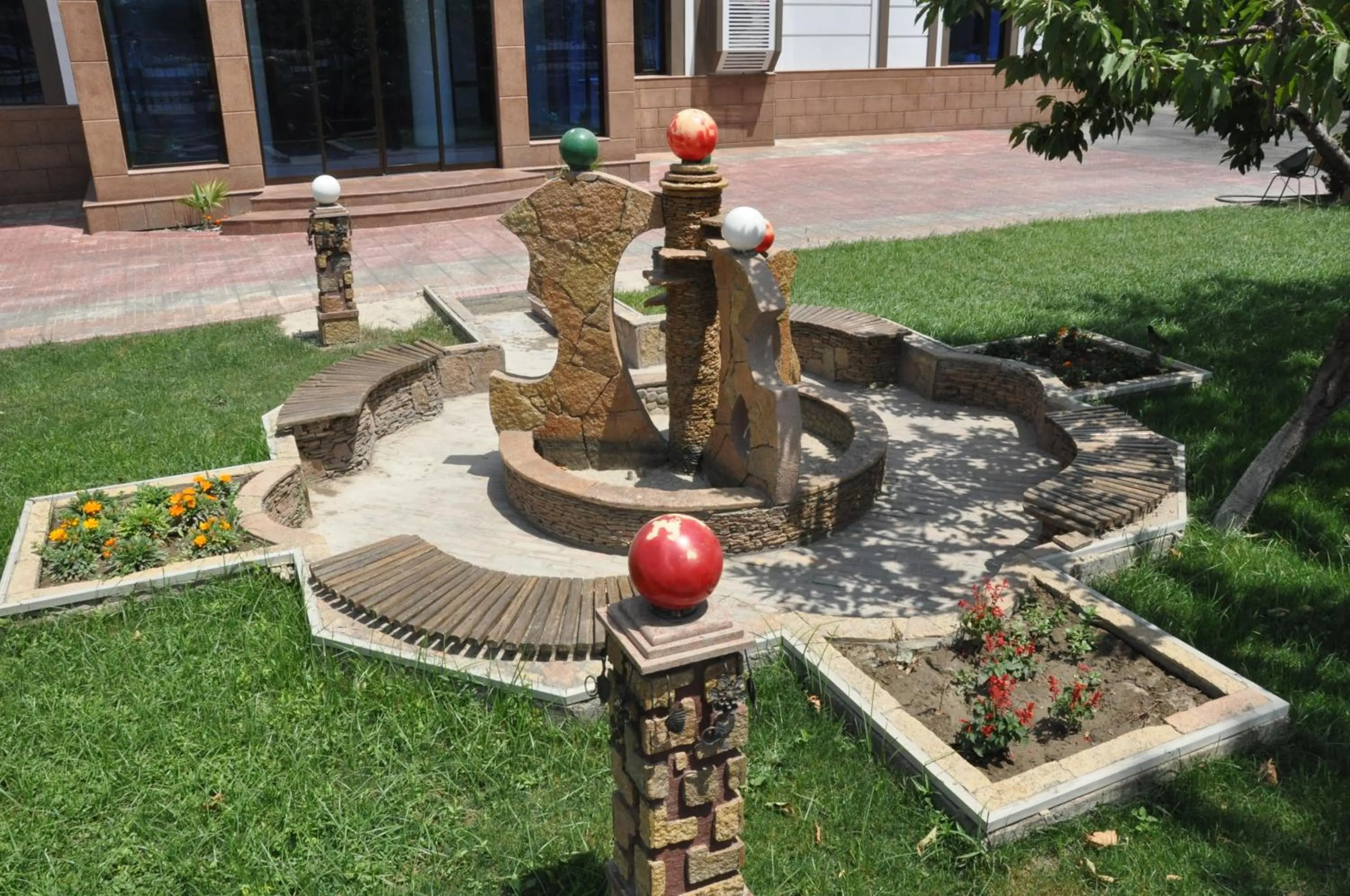 Garden in Firuz Hotel