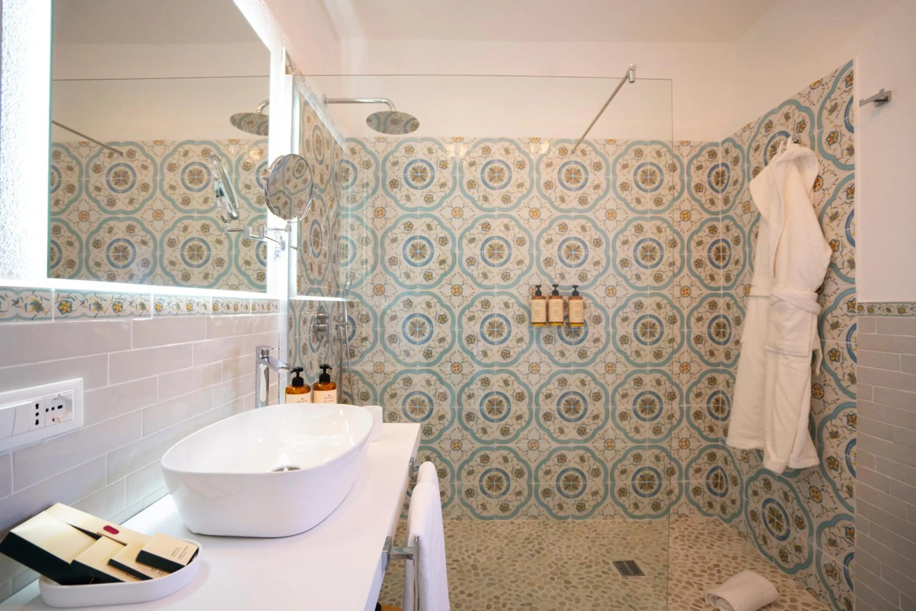 Shower in Borgo del Cannitello Romantic Boutique Resort