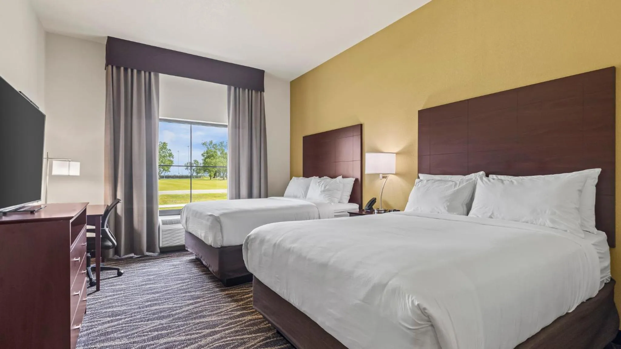 Bedroom, Bed in Cobblestone Hotel & Suites - Foley