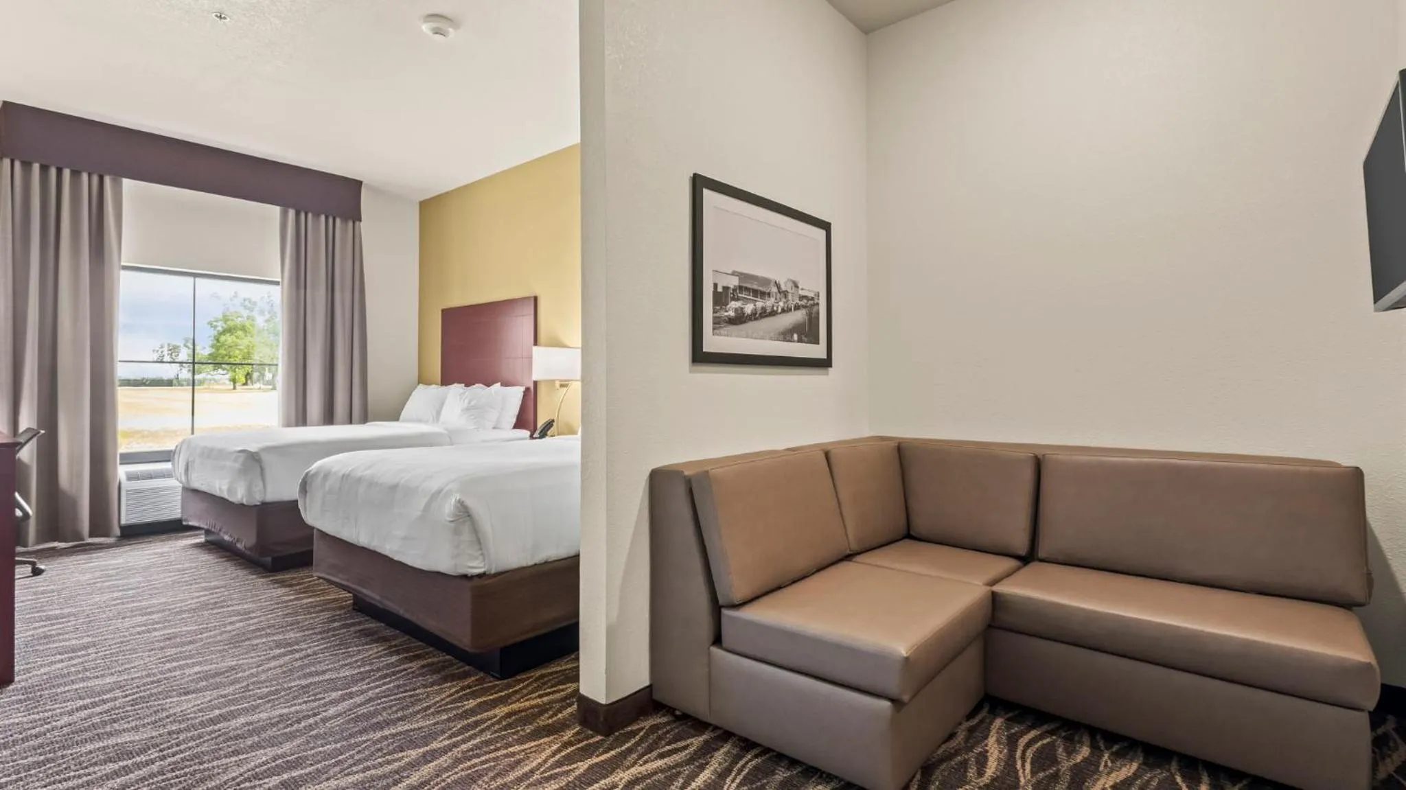 Seating area, Bed in Cobblestone Hotel & Suites - Foley