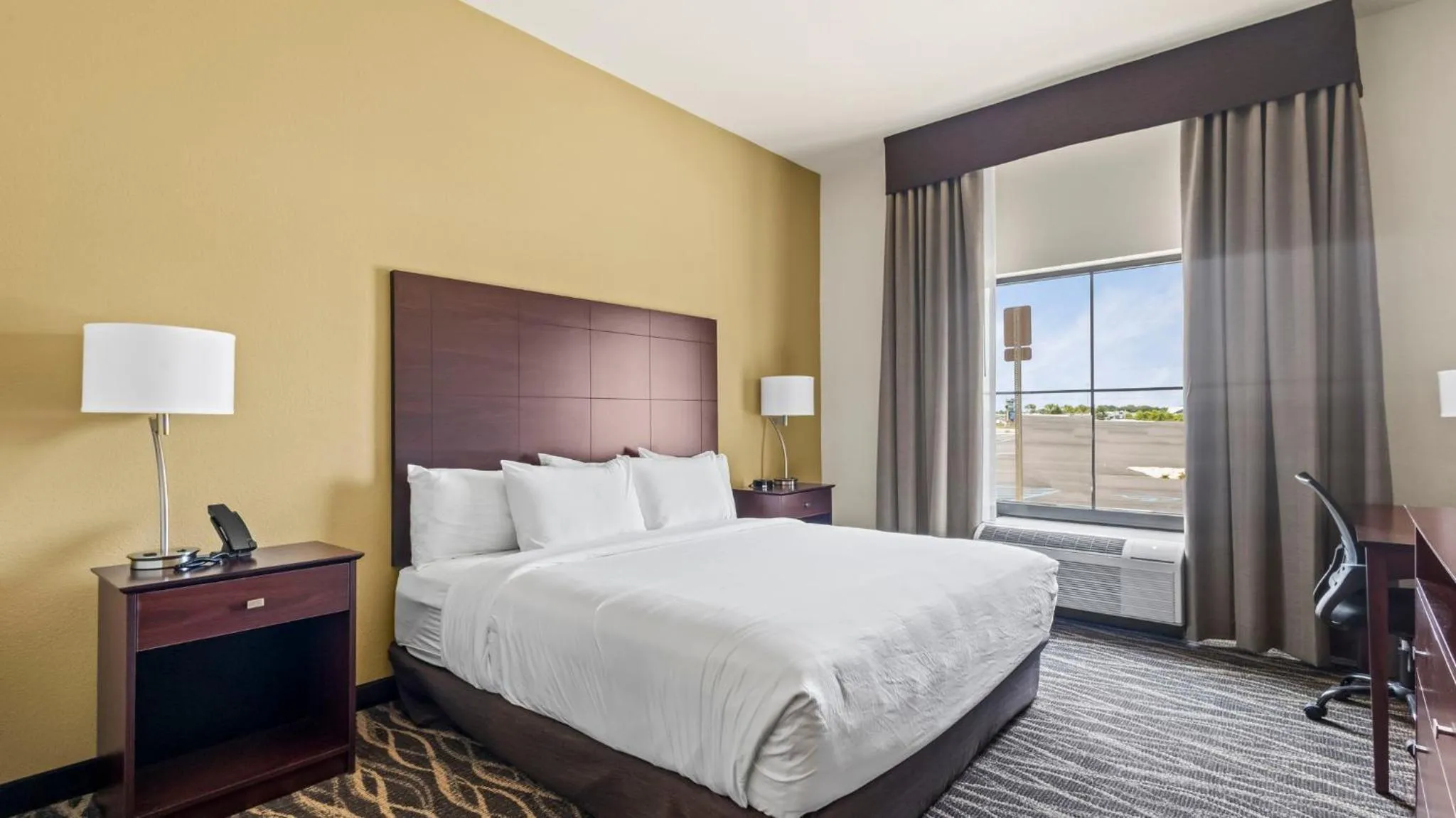 Bedroom, Bed in Cobblestone Hotel & Suites - Foley