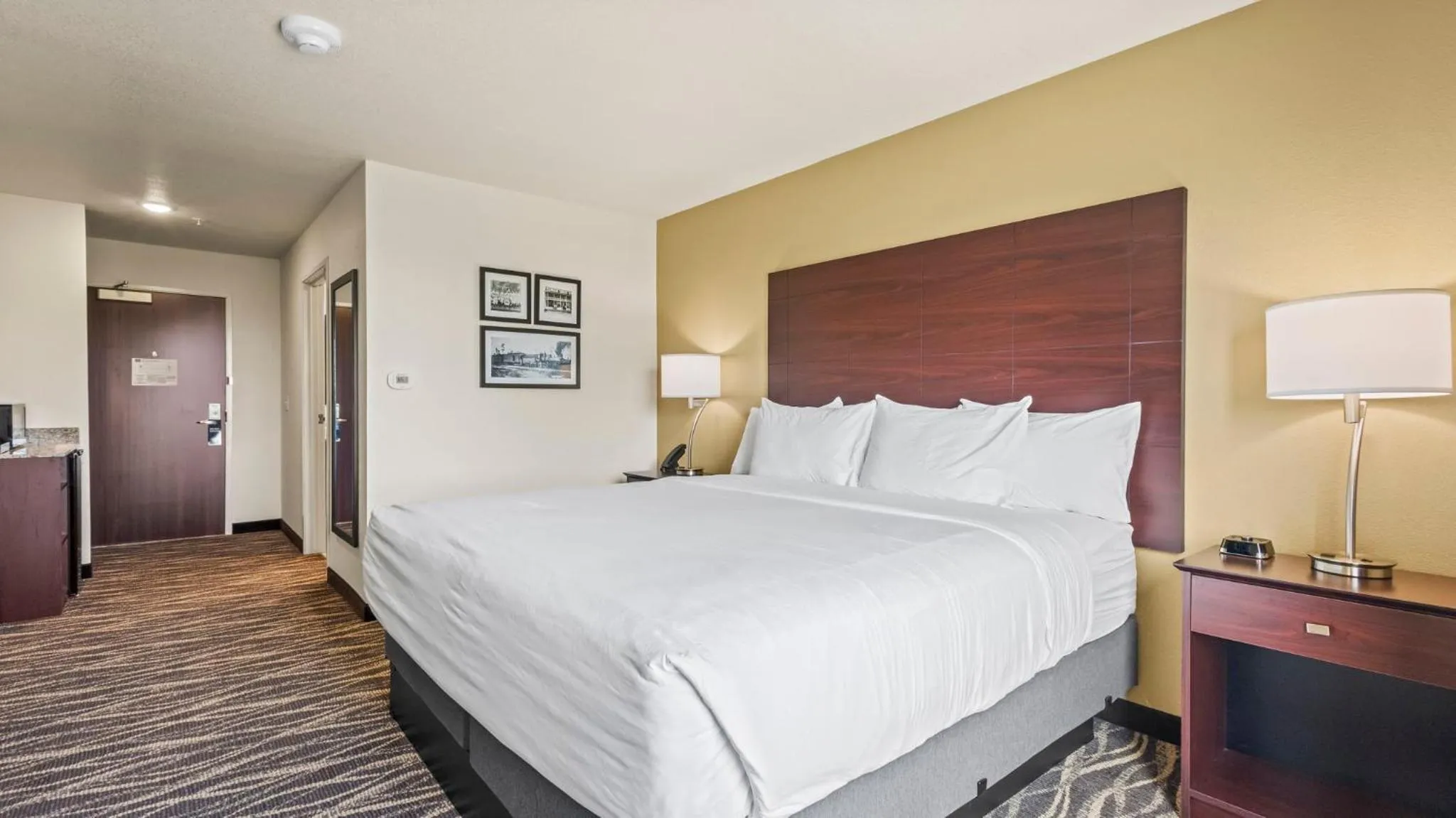 Bedroom, Bed in Cobblestone Hotel & Suites - Foley