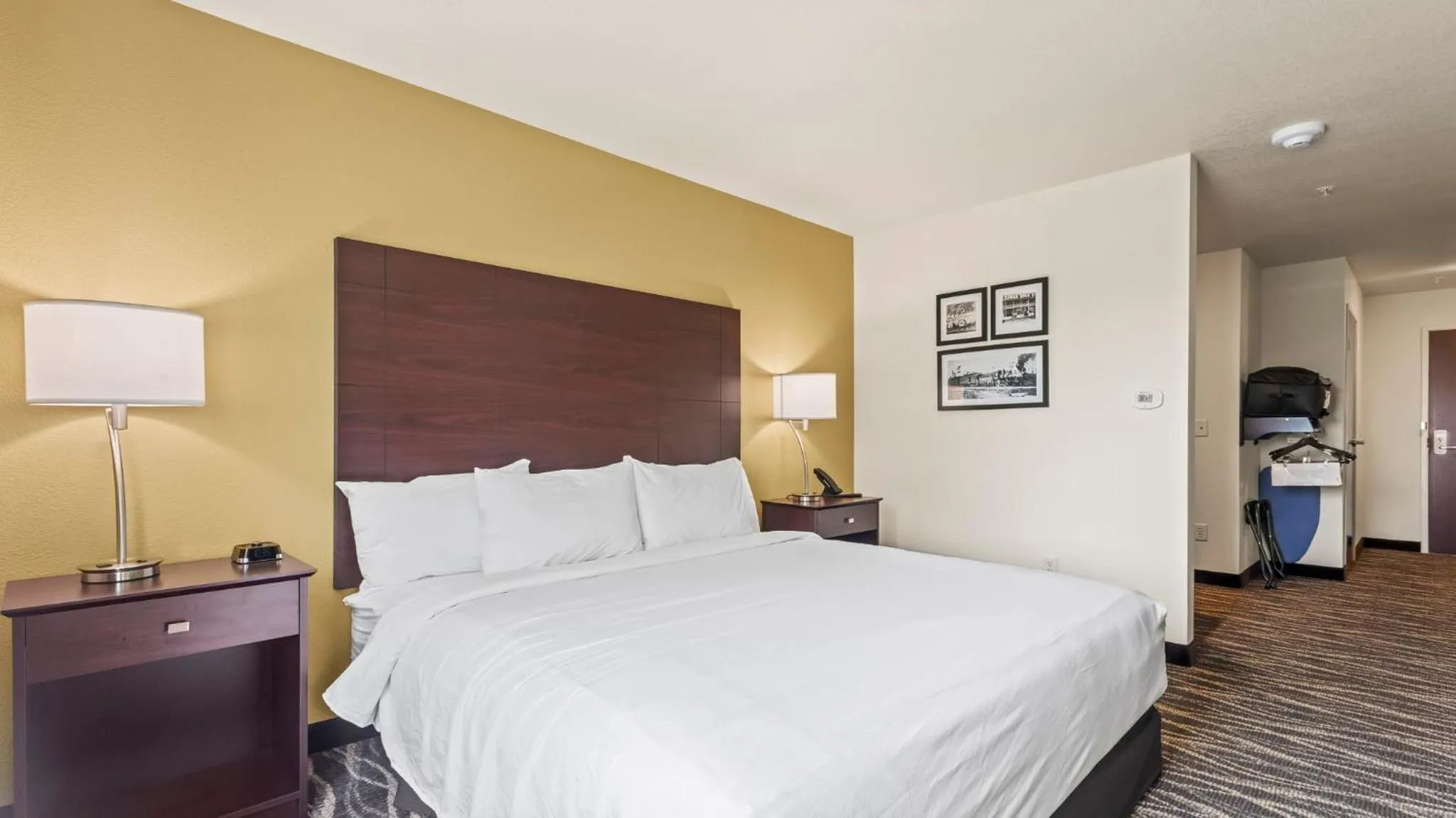 Bedroom, Bed in Cobblestone Hotel & Suites - Foley