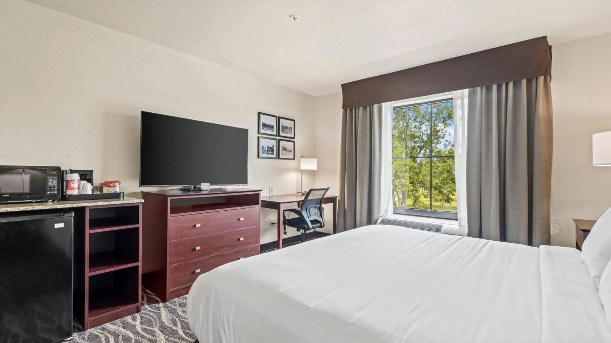Bedroom, Bed in Cobblestone Hotel & Suites - Foley