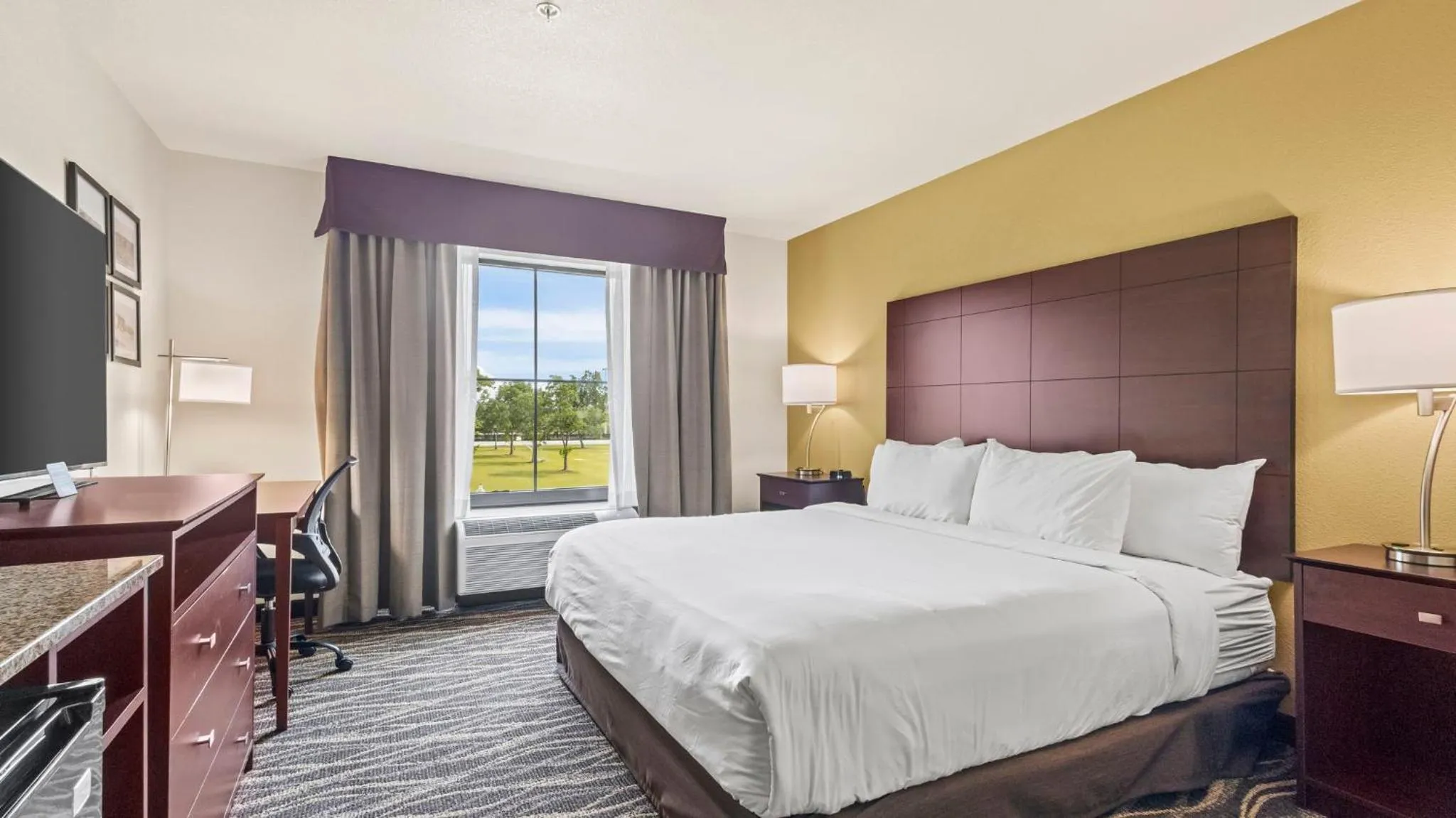 Bedroom, Bed in Cobblestone Hotel & Suites - Foley