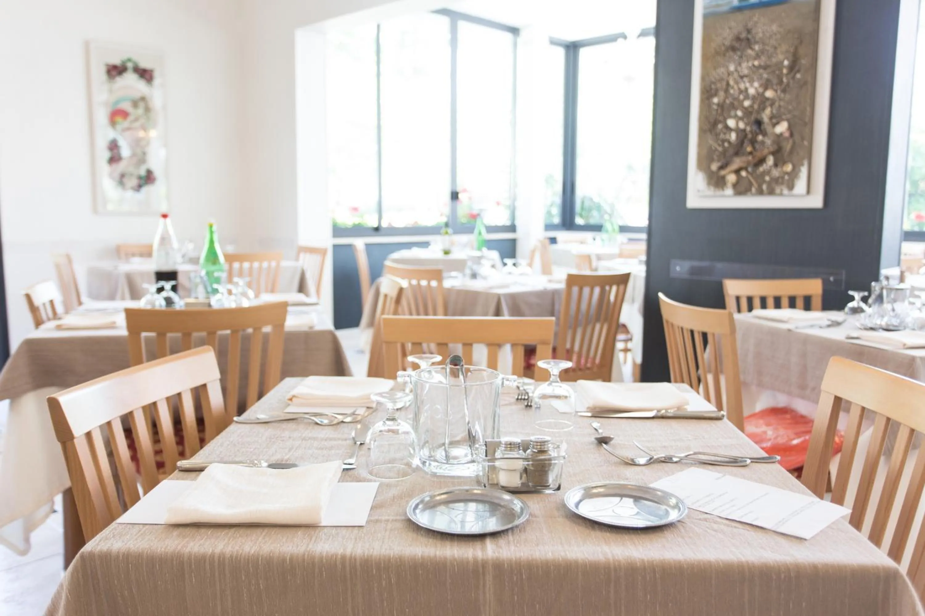 Restaurant/places to eat in Hotel Giamaika