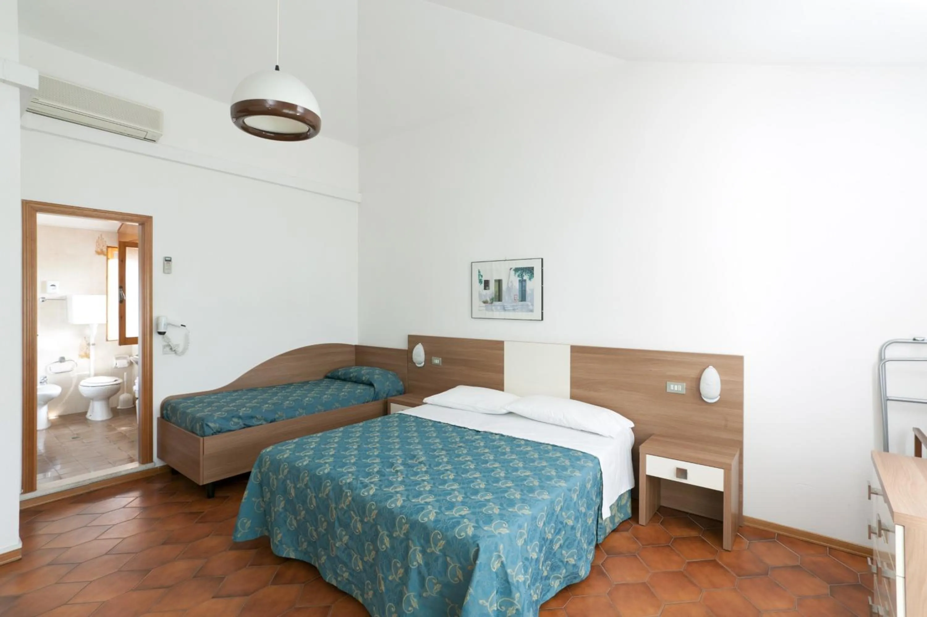 Photo of the whole room, Bed in Hotel Giamaika