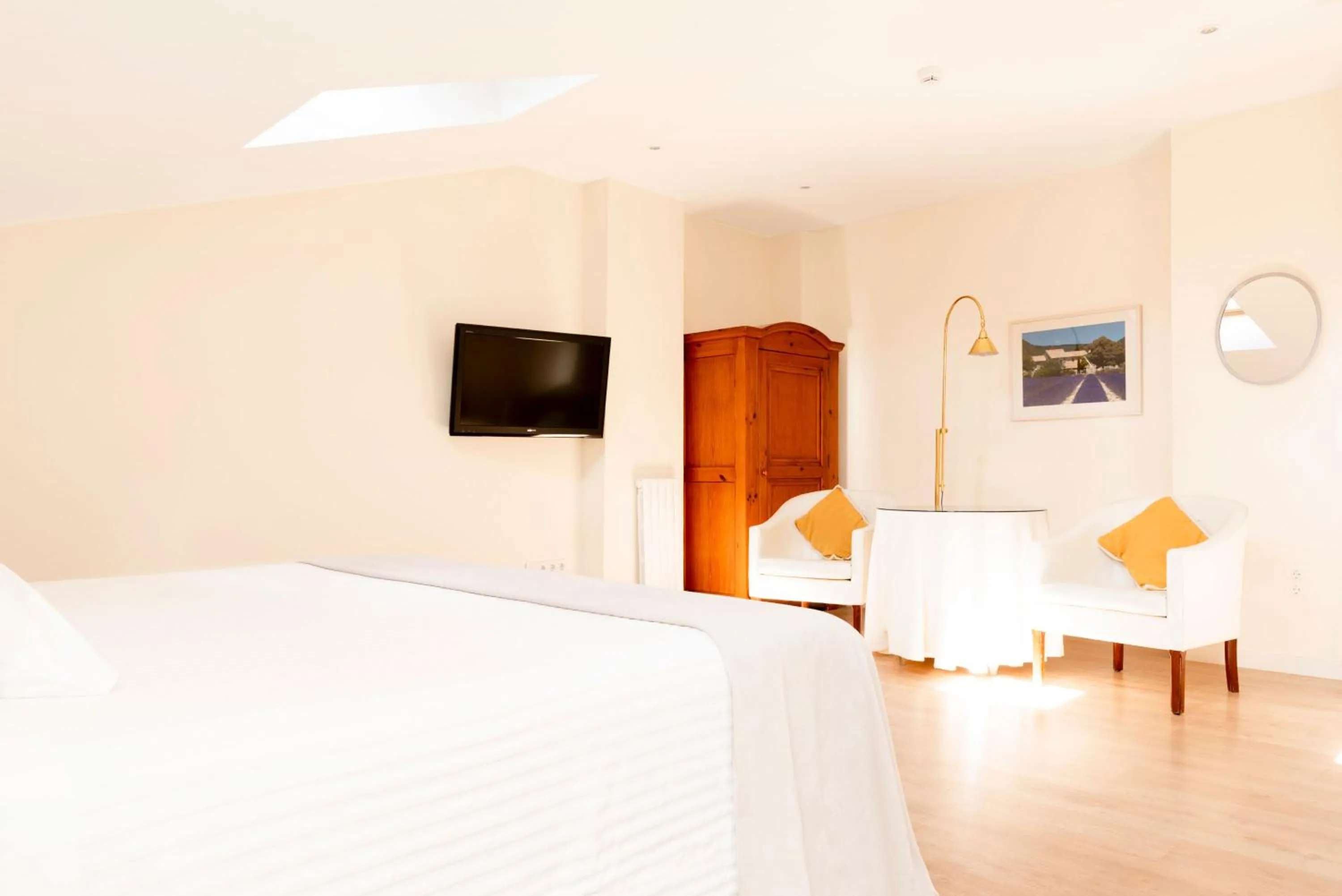 Seating area, Bed in Hotel Sauce