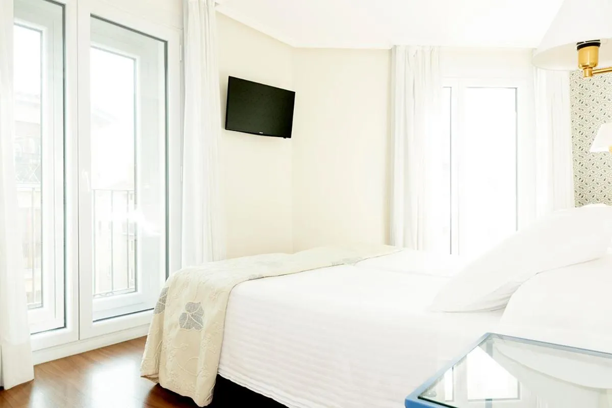 Photo of the whole room, Bed in Hotel Sauce