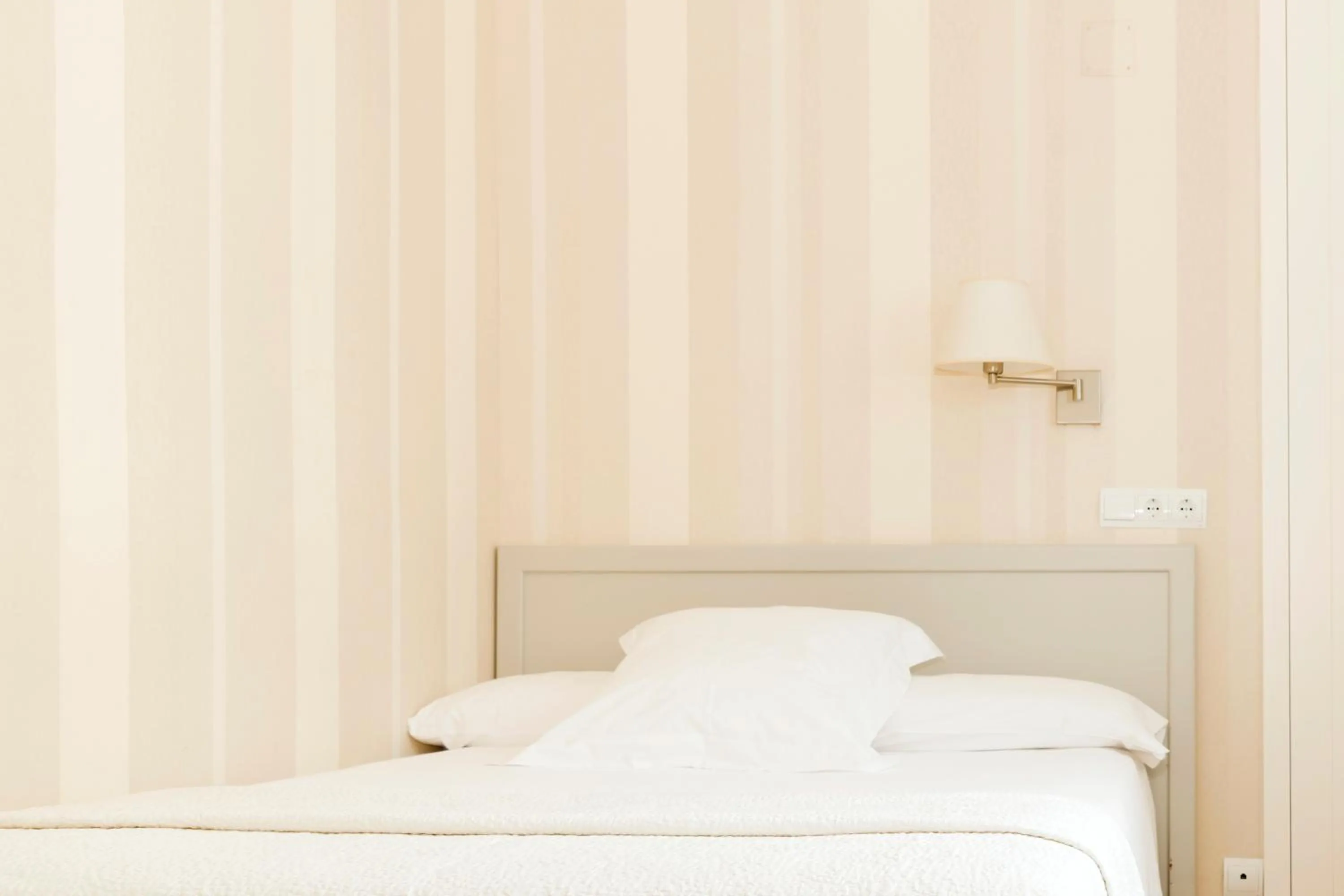 Bedroom, Bed in Hotel Sauce