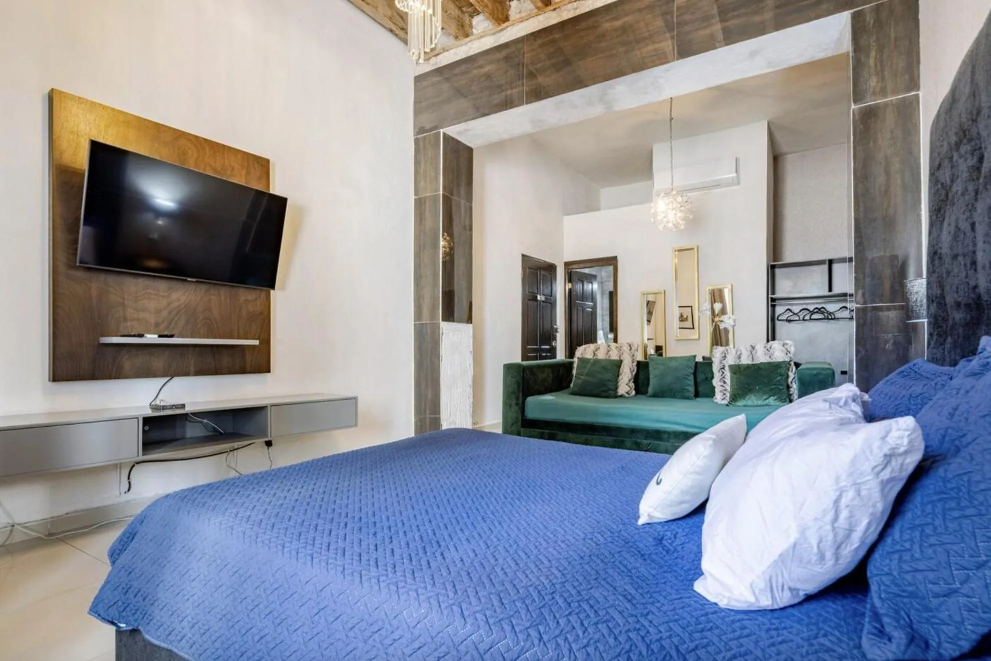 TV and multimedia, Bed in Adhoc Boutique Barrio Antiguo