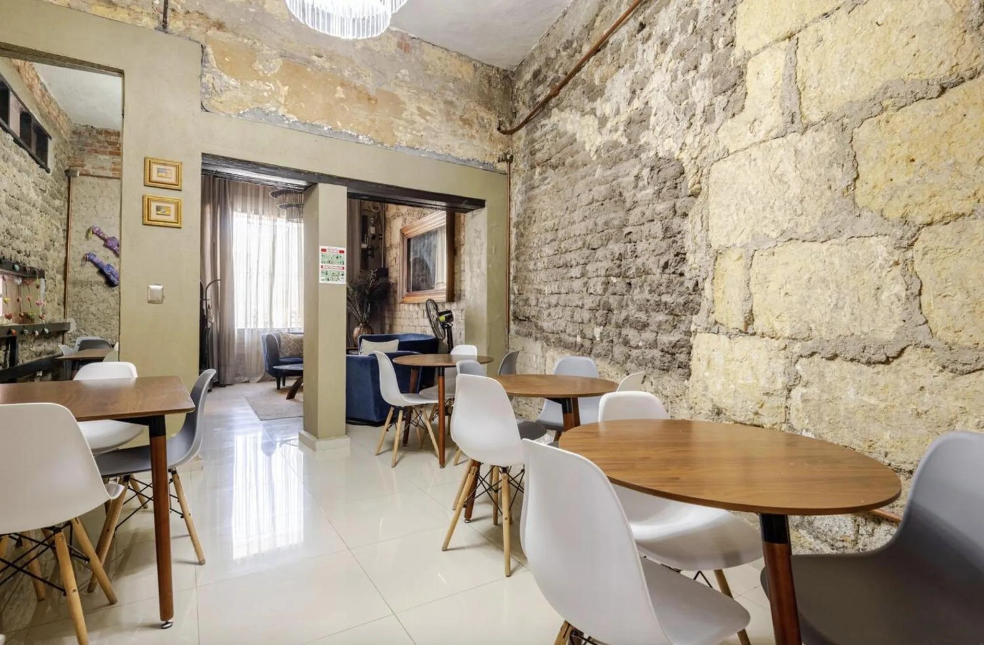 Communal kitchen in Adhoc Boutique Barrio Antiguo