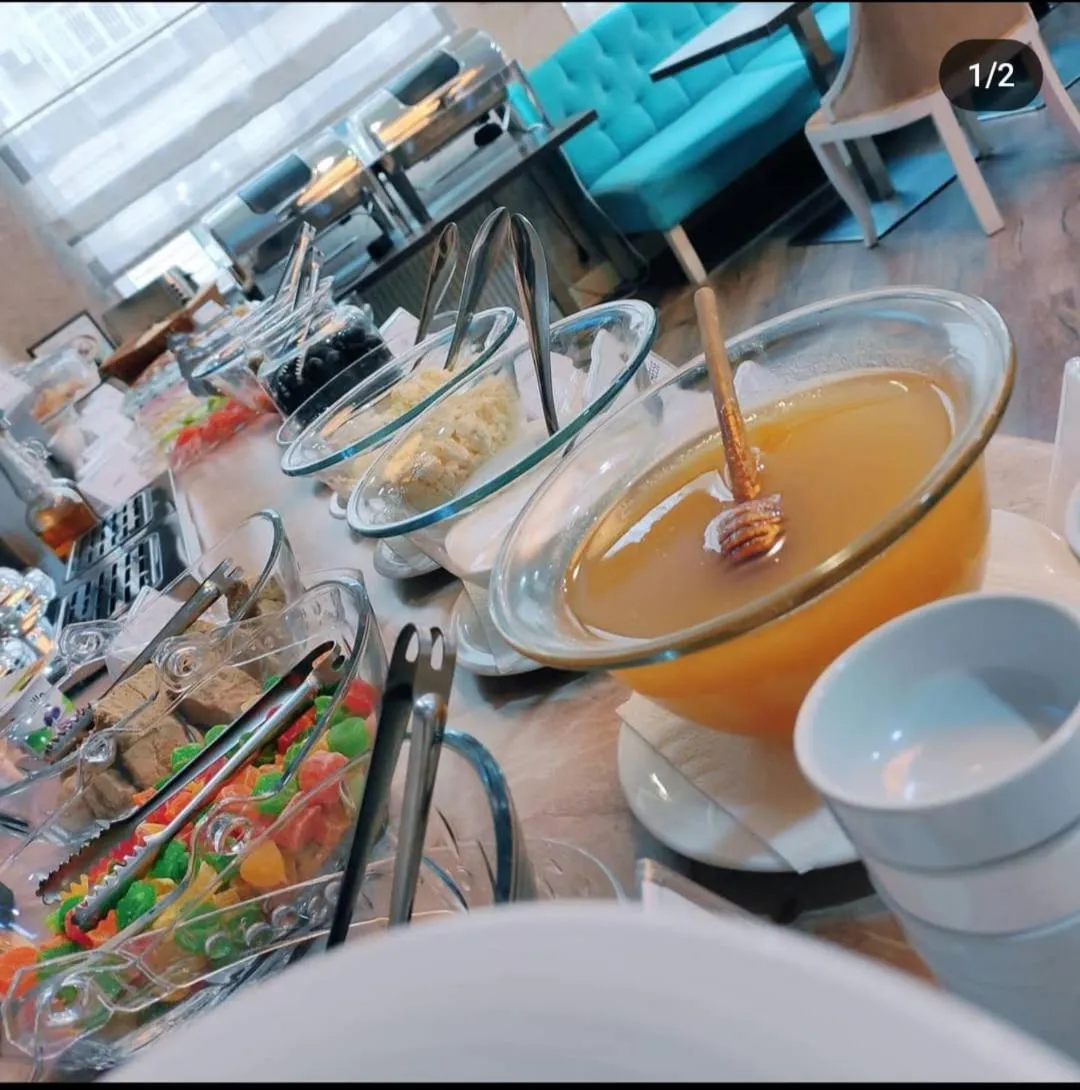 Restaurant/places to eat in Hotel Empire Business Baku