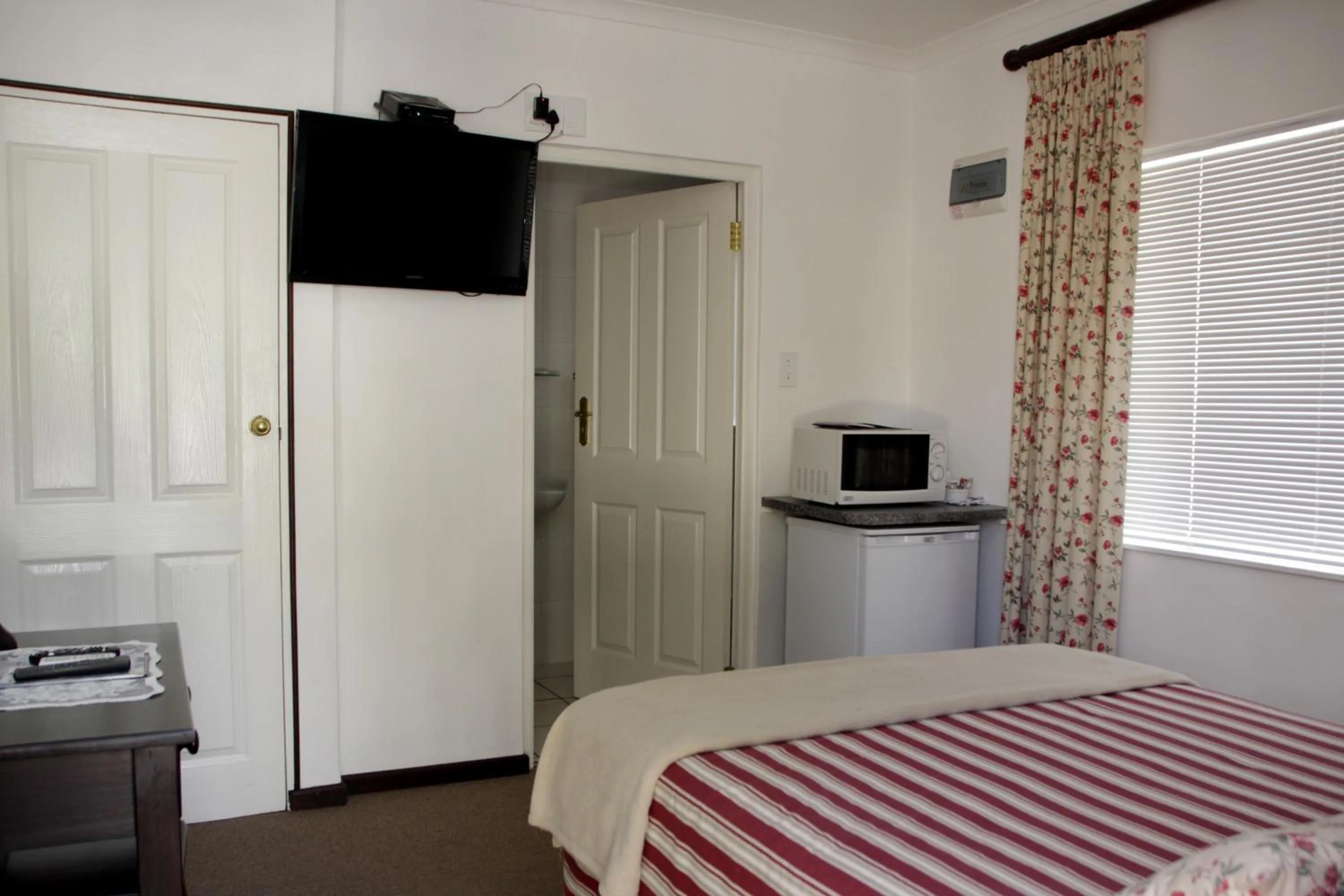 Photo of the whole room, Bed in Laings Lodge