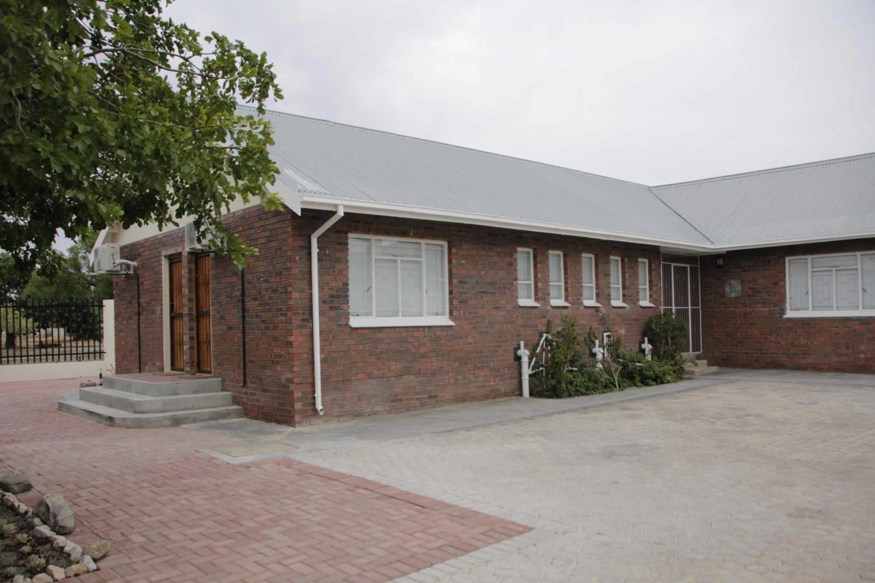 Facade/entrance in Laings Lodge