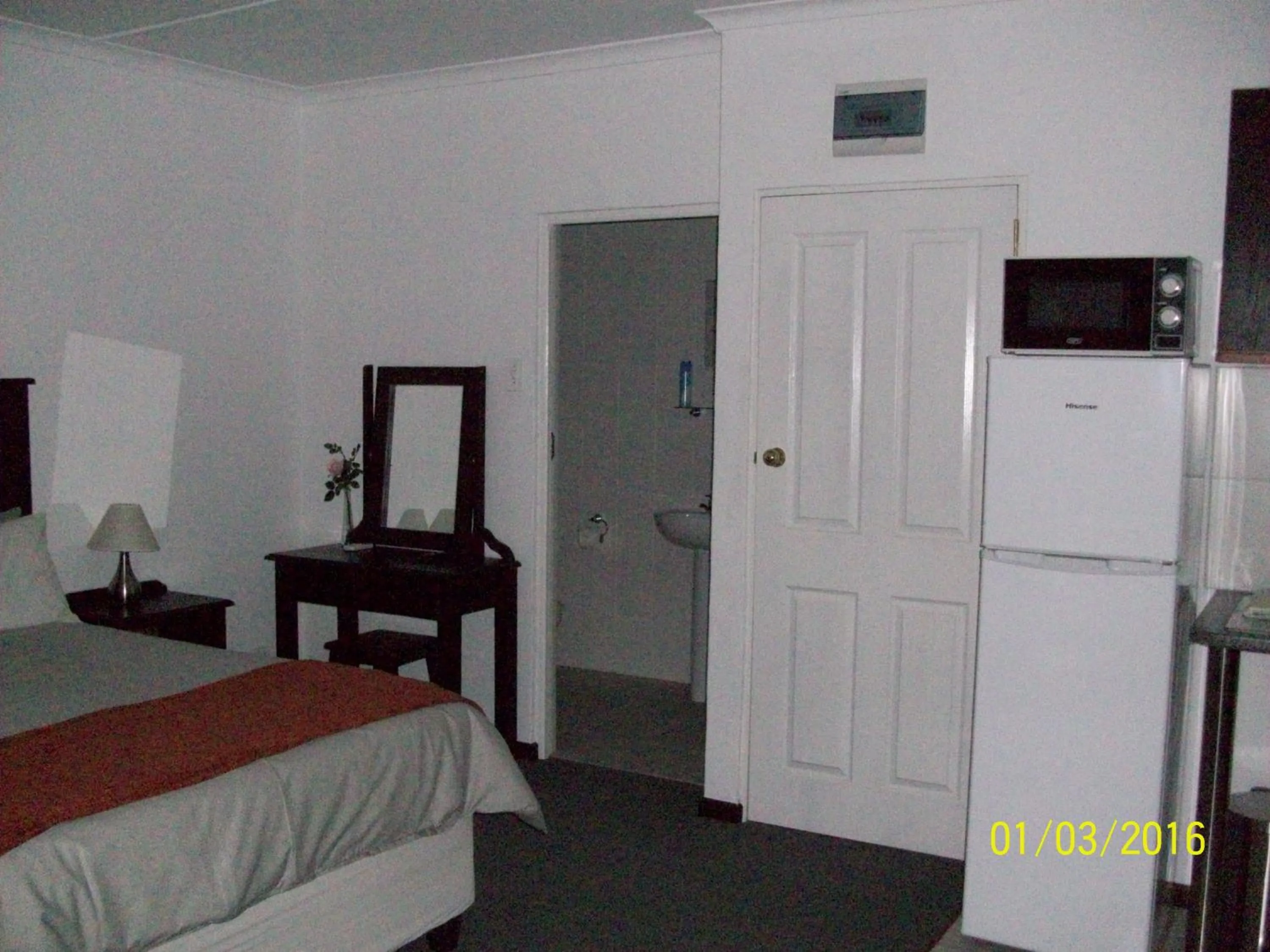 Bathroom, Bed in Laings Lodge