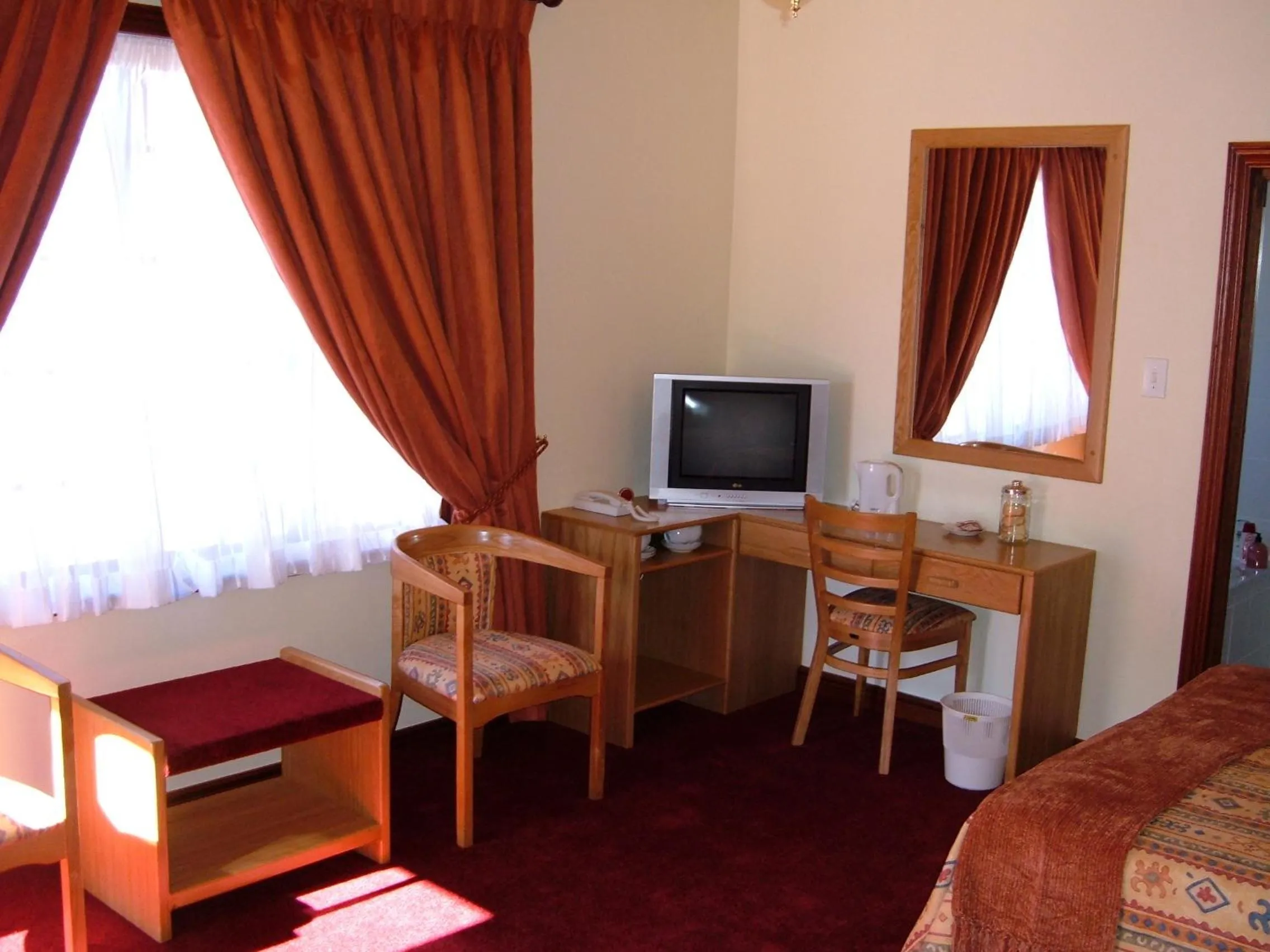 Photo of the whole room, Bed in Laings Lodge