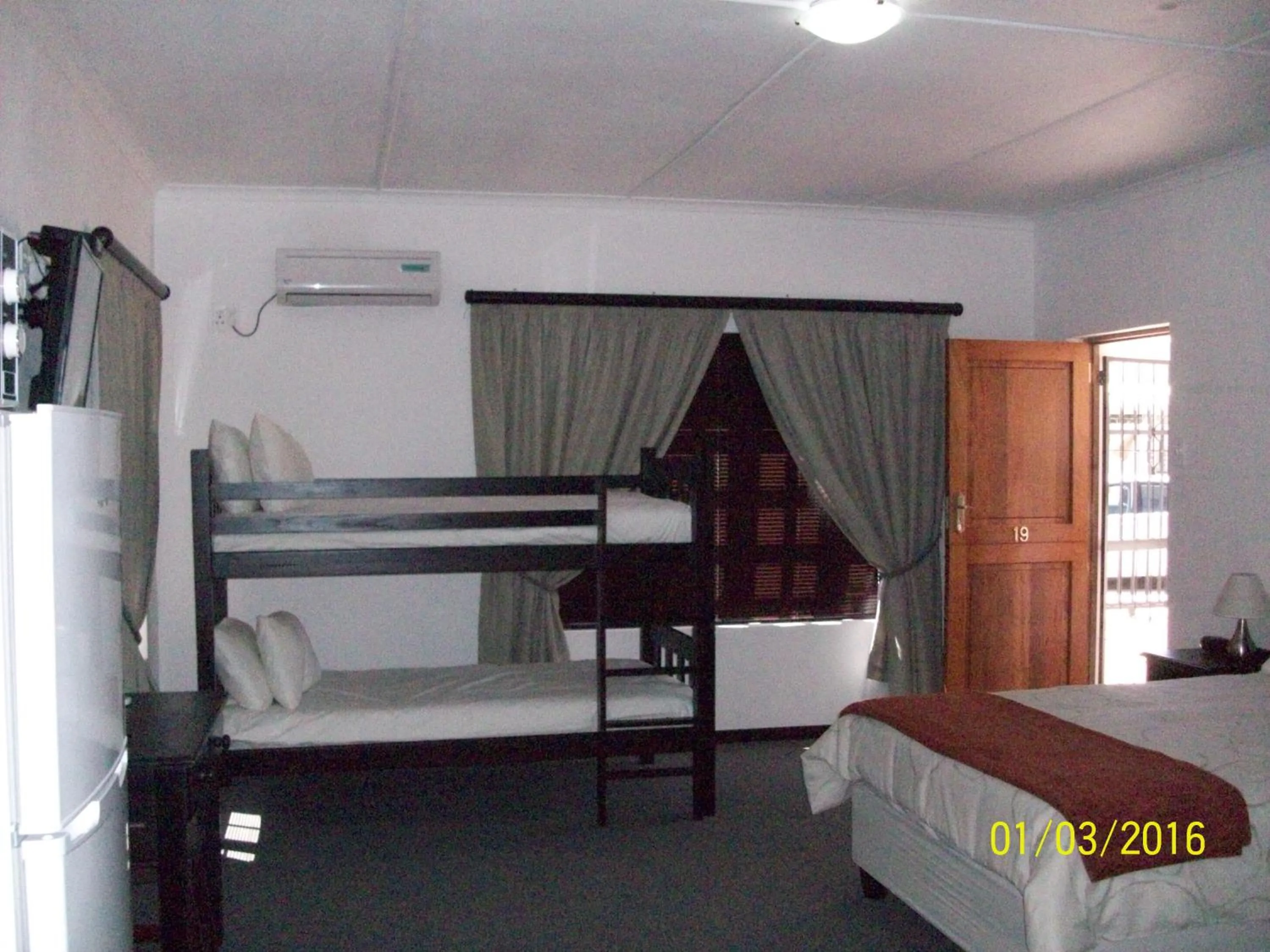 bunk bed, Bed in Laings Lodge