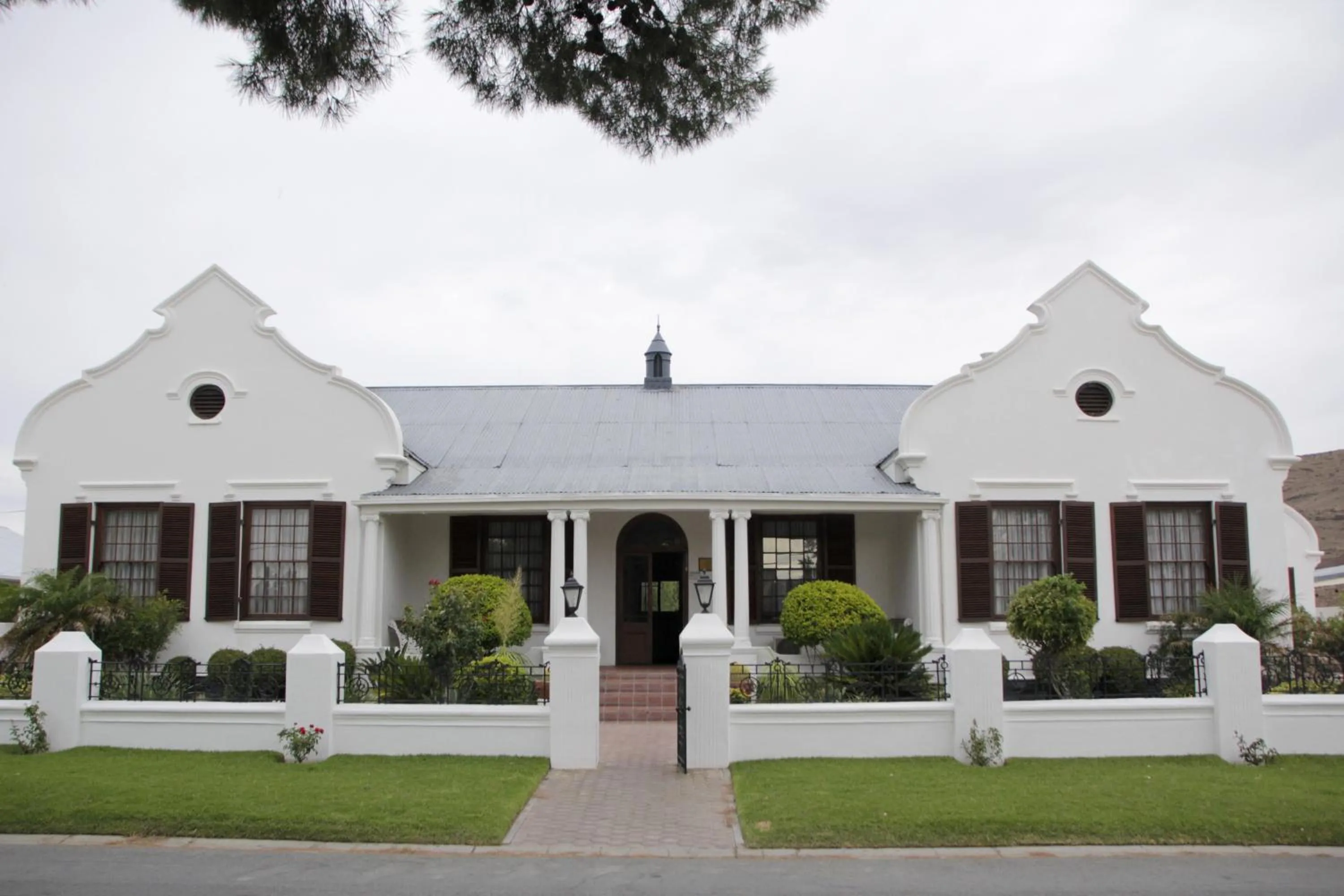 Facade/entrance in Laings Lodge